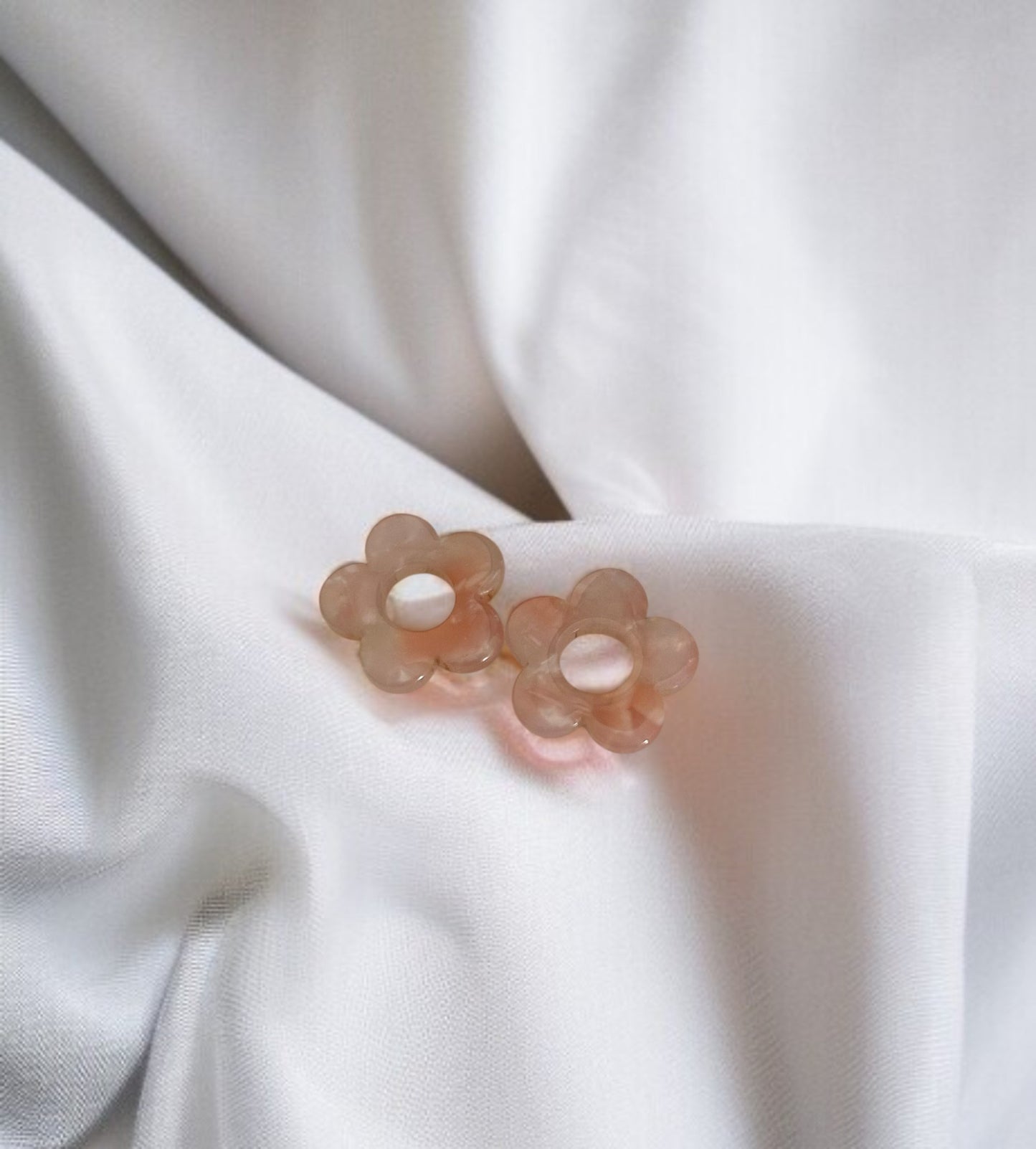 Personnalise ta paire de boucles d'oreilles créoles et pampilles fleurs