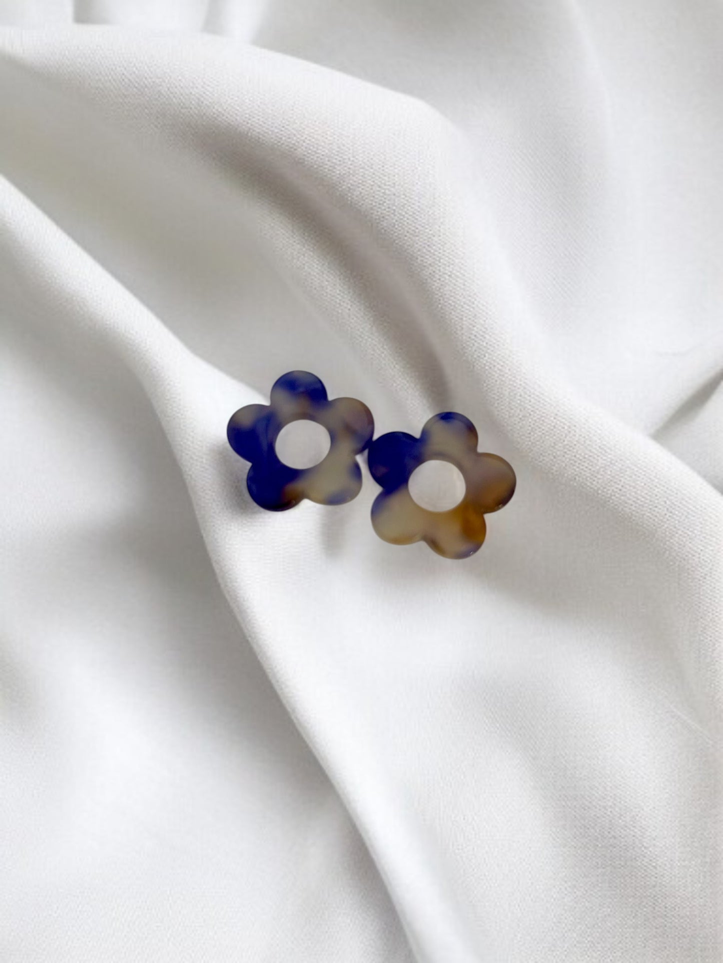 Personnalise ta paire de boucles d'oreilles créoles et pampilles fleurs
