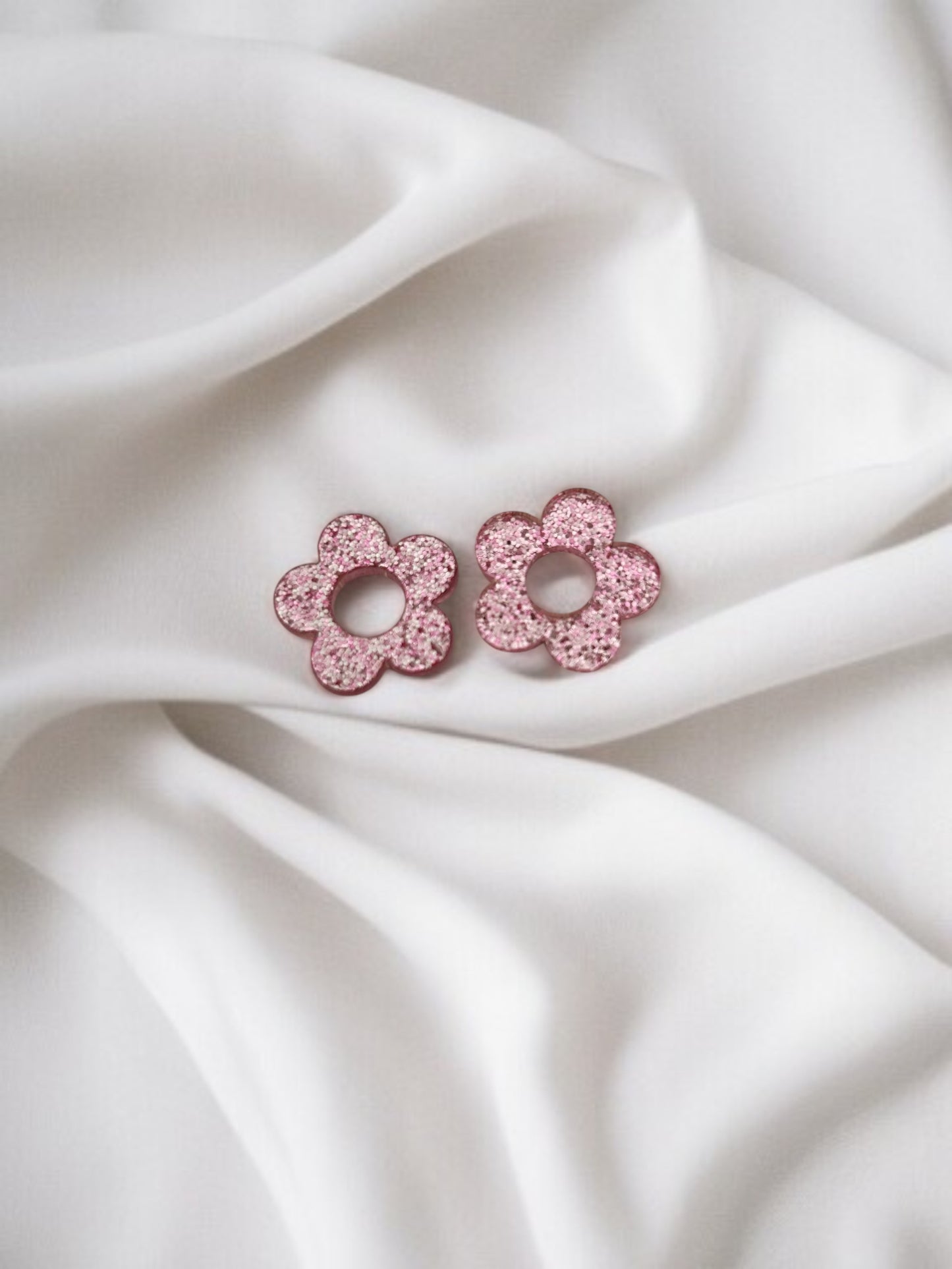 Personnalise ta paire de boucles d'oreilles créoles et pampilles fleurs