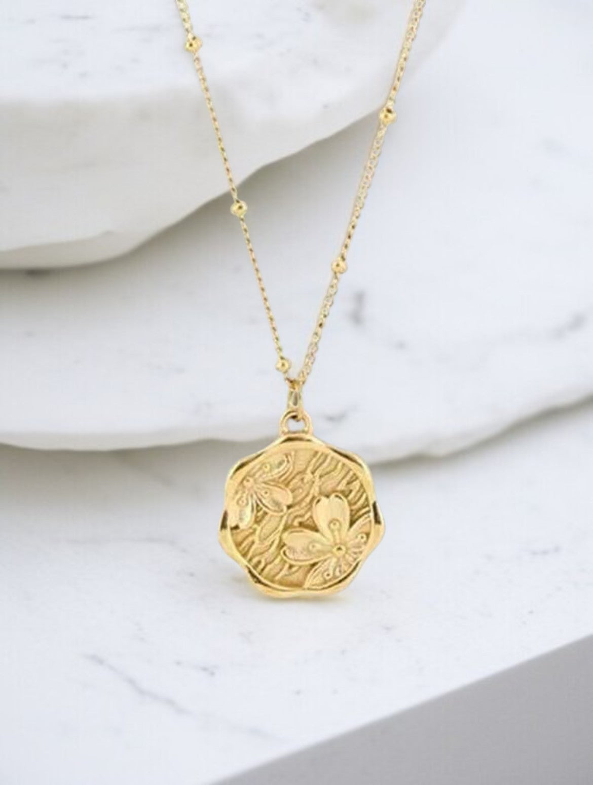 Collier doré avec pendentif pièce fleurs