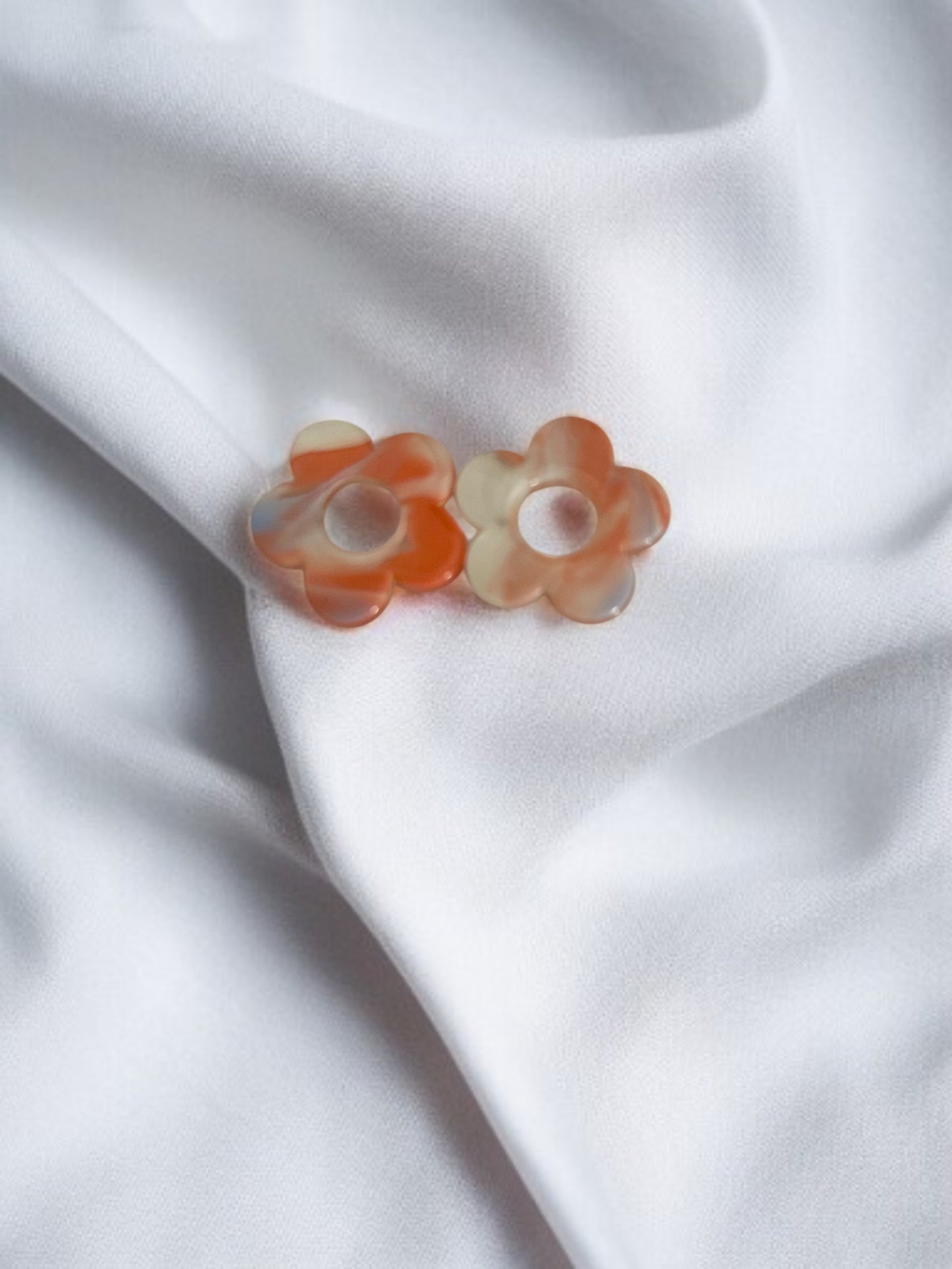 Personnalise ta paire de boucles d'oreilles créoles et pampilles fleurs