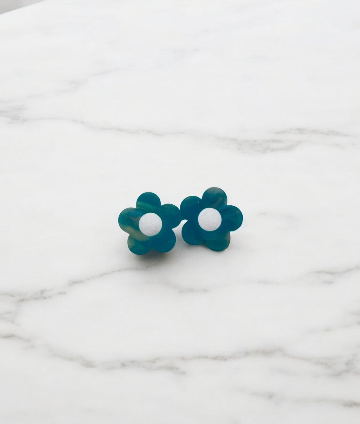 Personnalise ta paire de boucles d'oreilles créoles et pampilles fleurs