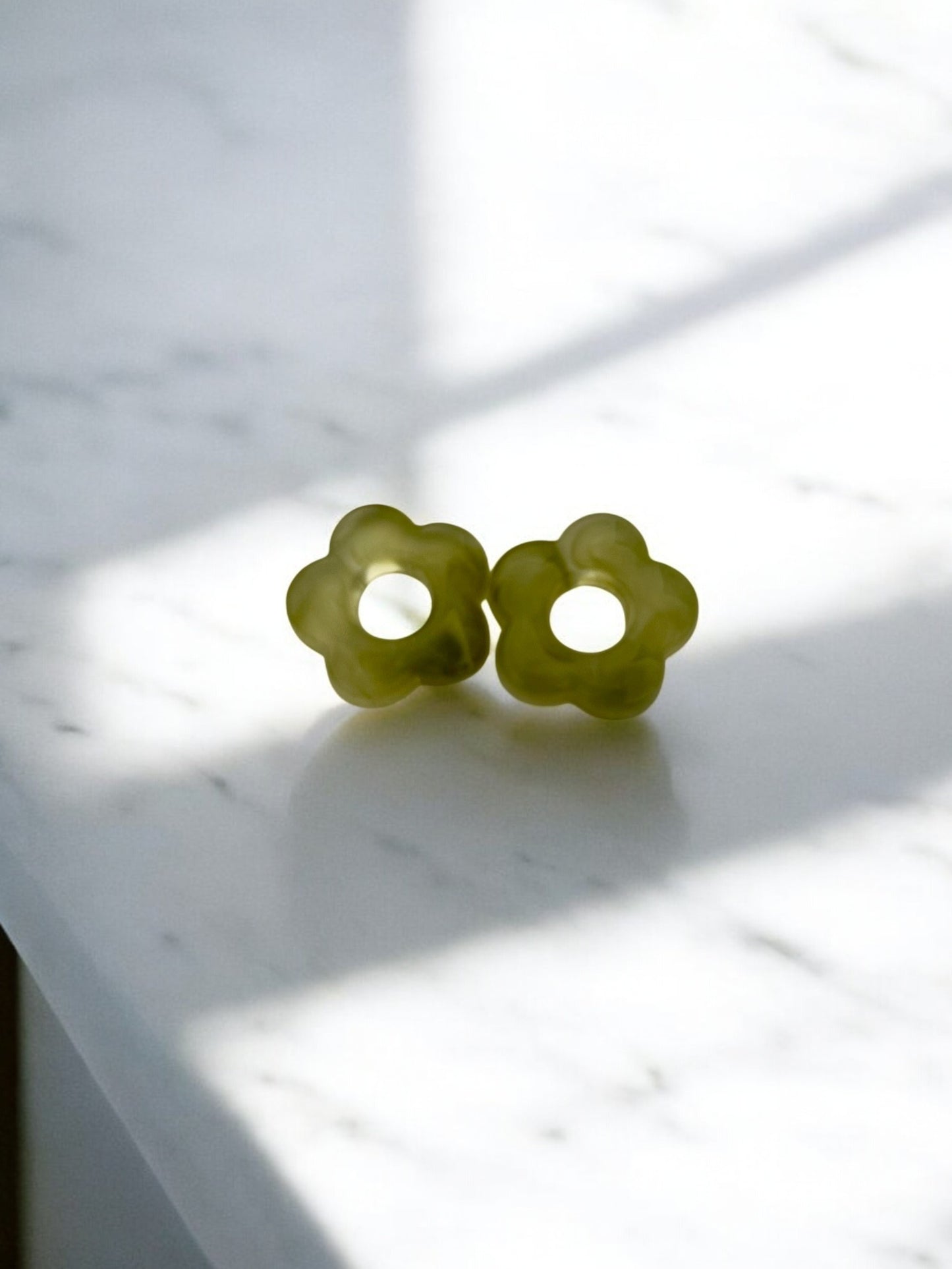 Personnalise ta paire de boucles d'oreilles créoles et pampilles fleurs