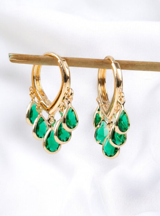 Boucles d’oreilles créoles dorées et gouttes multicolores ou vertes