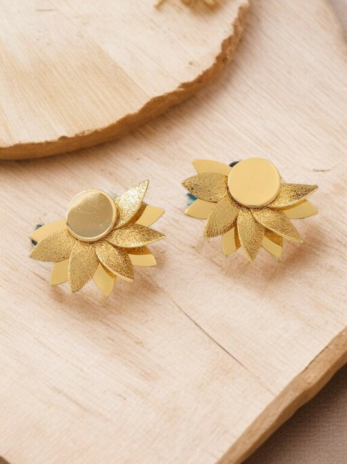 Boucles d'oreilles dorées fleurs asymétriques