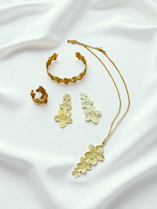 Parure de 4 bijoux dorés et fantaisie motif fleurs