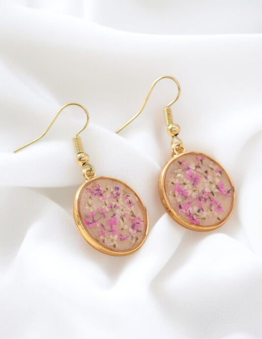 Boucles d’oreilles pendantes rondes dorées fleurs séchées