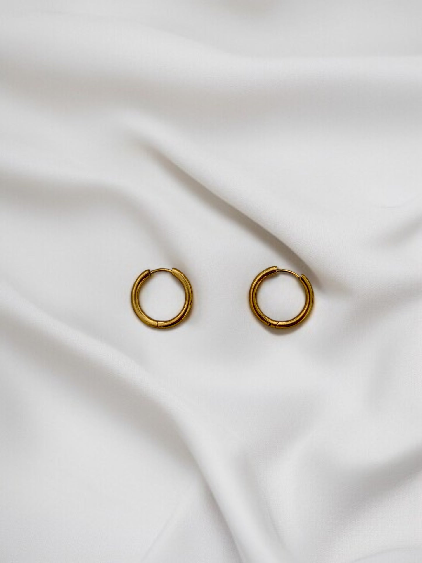 Personnalise ta paire de boucles d'oreilles créoles et pampilles fleurs