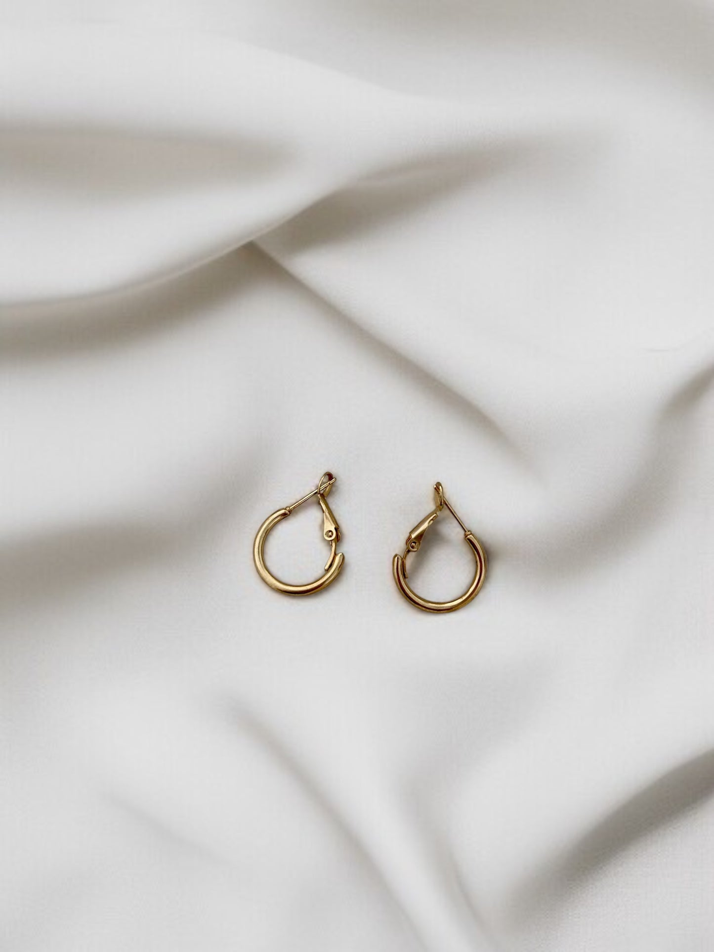 Personnalise ta paire de boucles d'oreilles créoles et pampilles fleurs