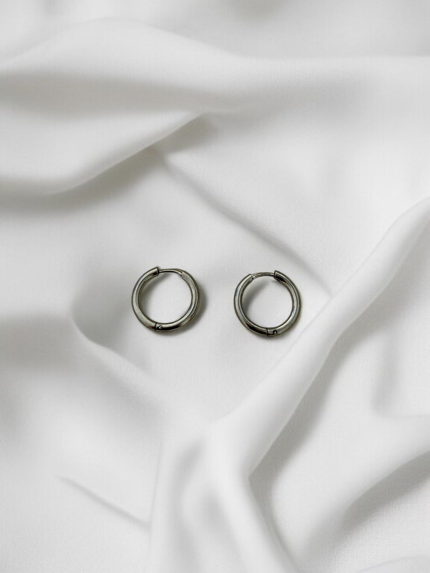 Personnalise ta paire de boucles d'oreilles créoles et pampilles fleurs
