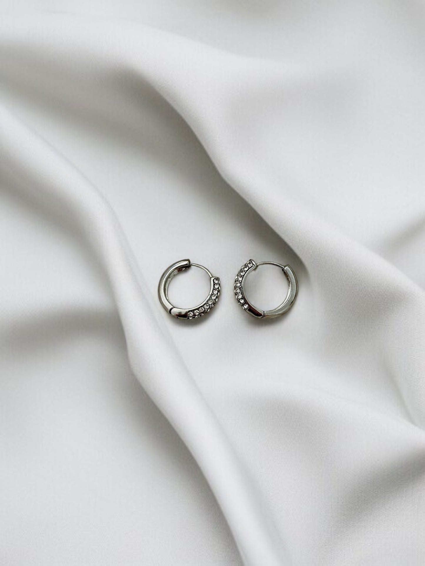 Personnalise ta paire de boucles d'oreilles créoles et pampilles fleurs
