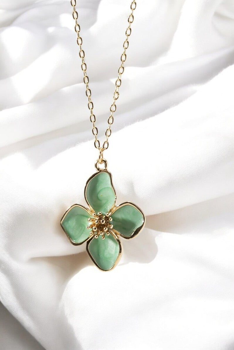 Collier bijoux dorés fleurs trèfle blanc, rose ou vert d'eau