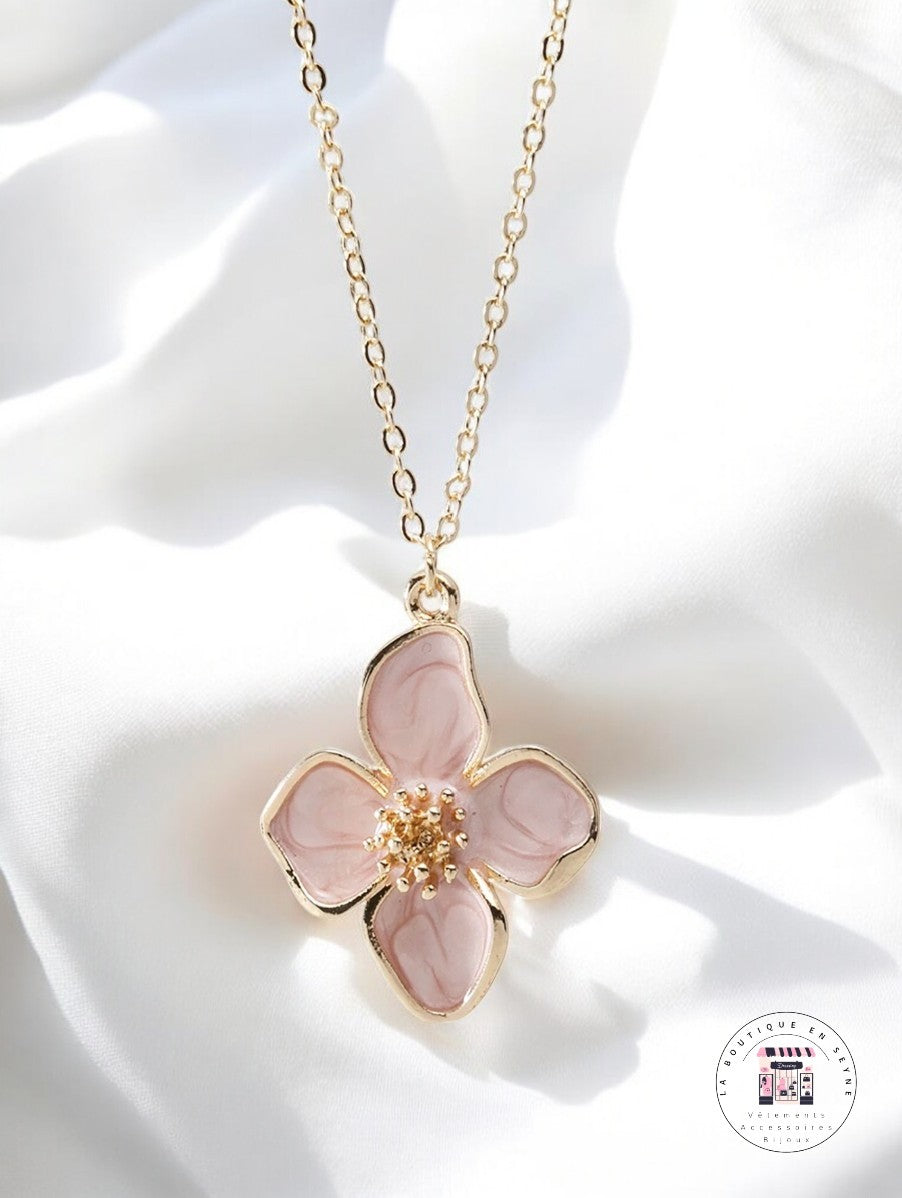 Collier bijoux dorés fleurs trèfle blanc, rose ou vert d'eau