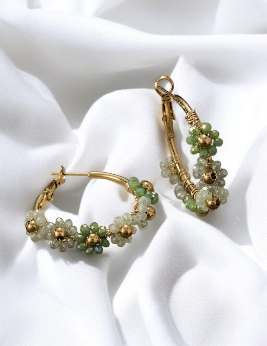Boucles d’oreilles créoles dorées & fleurs en perles vert ou multicolores