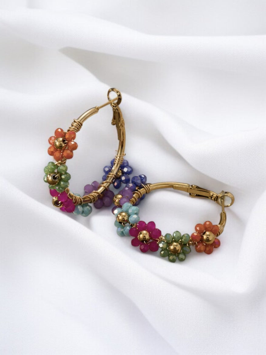 Boucles d’oreilles créoles dorées & fleurs en perles vert ou multicolores
