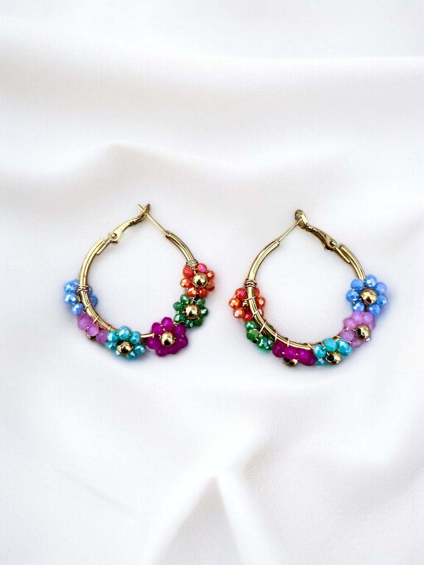 Boucles d’oreilles créoles dorées & fleurs en perles vert ou multicolores