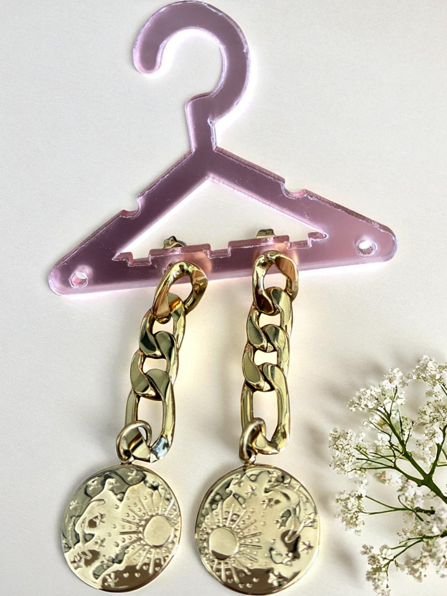 Boucles d'oreilles dorées pendantes et médaillon