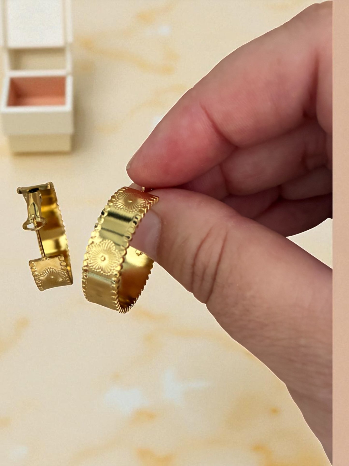 Boucles d'oreilles créoles dorées et fleurs