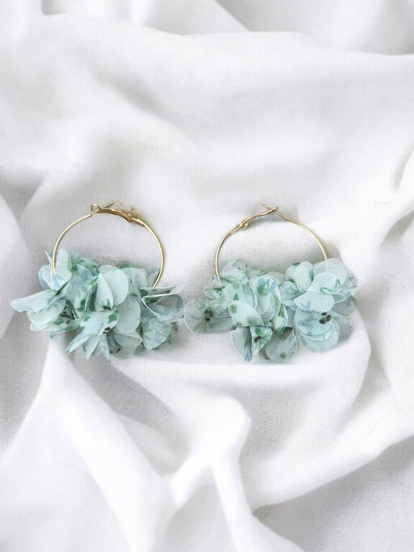 Boucles d’oreilles créoles dorées à  motifs en tissu