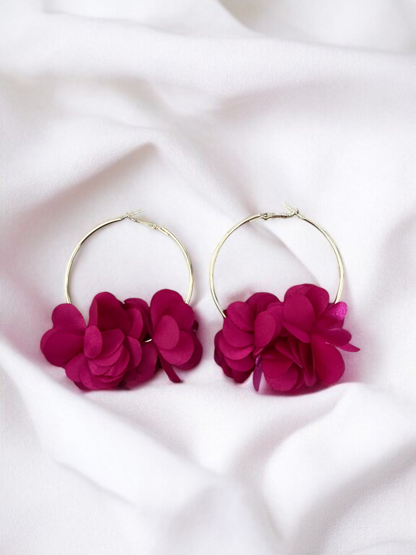 Boucles d’oreilles créoles dorées en tissu