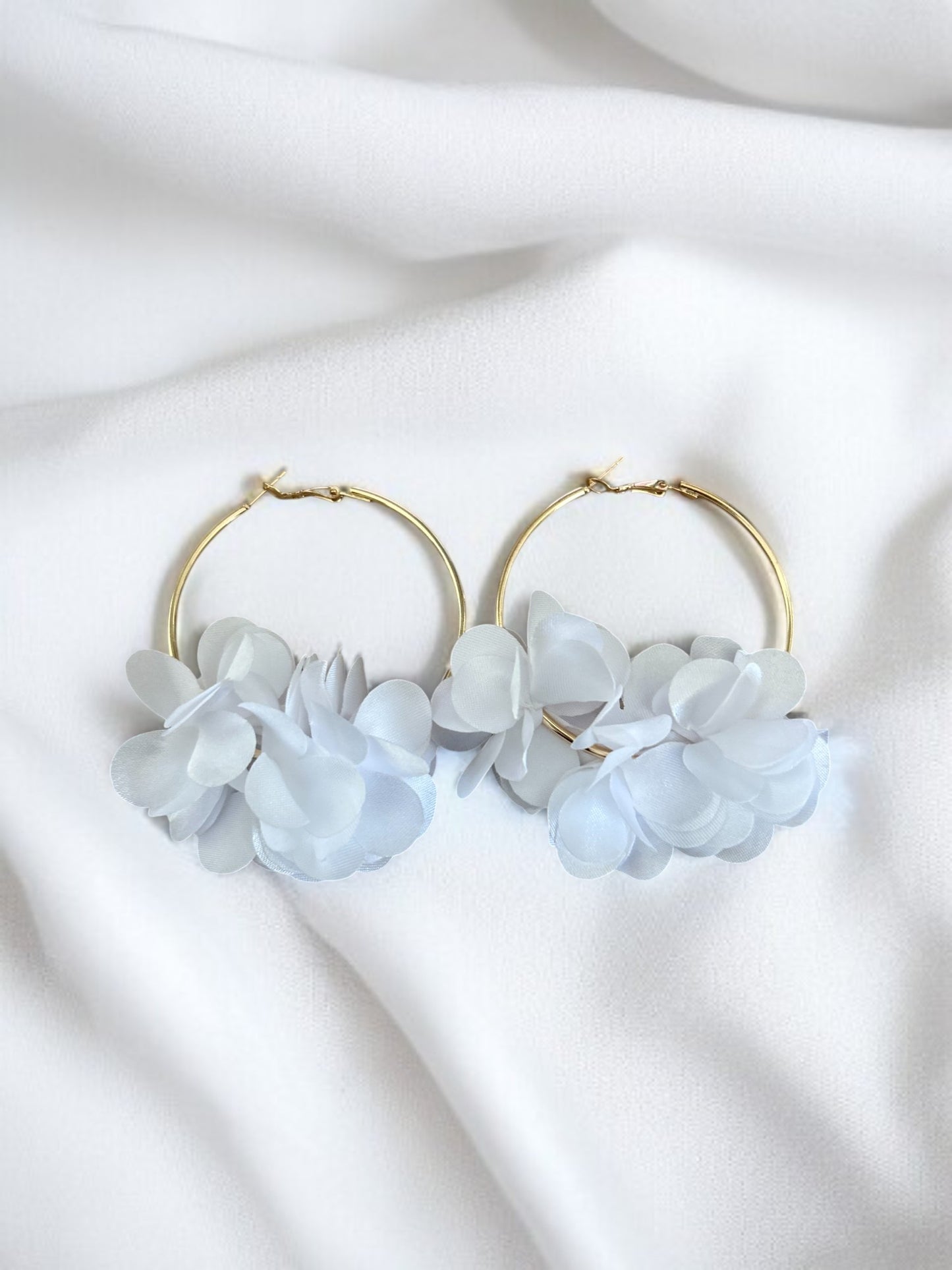 Boucles d’oreilles créoles dorées en tissu