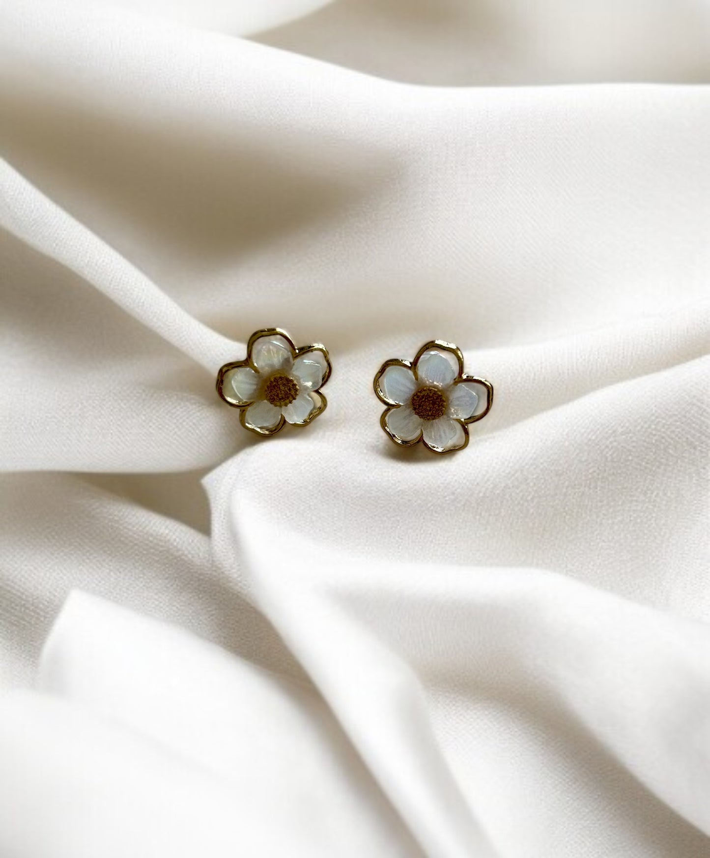 Boucles d’oreilles dorées fleurs blanches