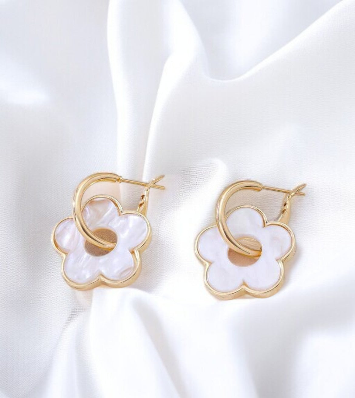 Personnalise ta paire de boucles d'oreilles créoles et pampilles fleurs