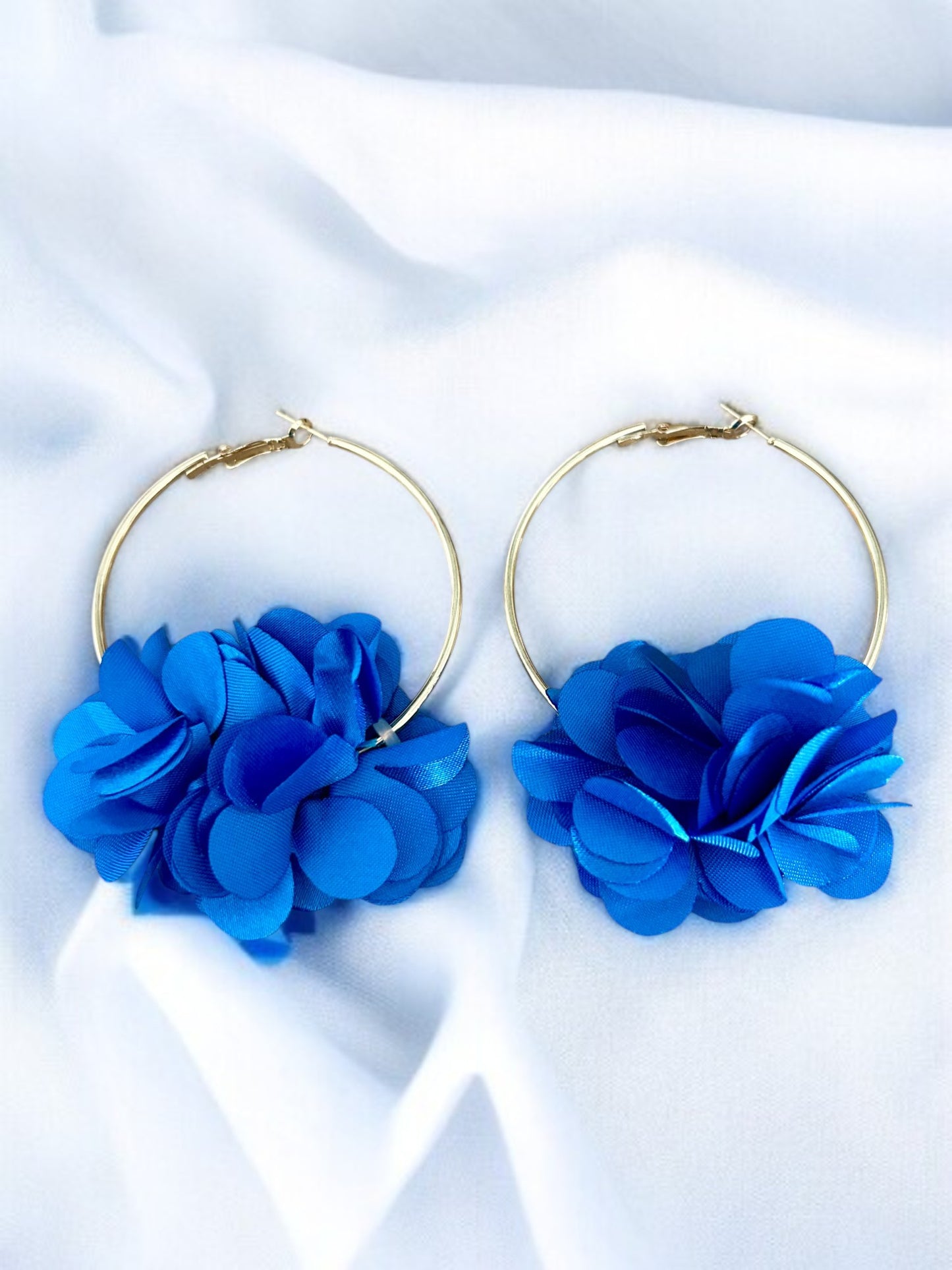 Boucles d’oreilles créoles dorées en tissu