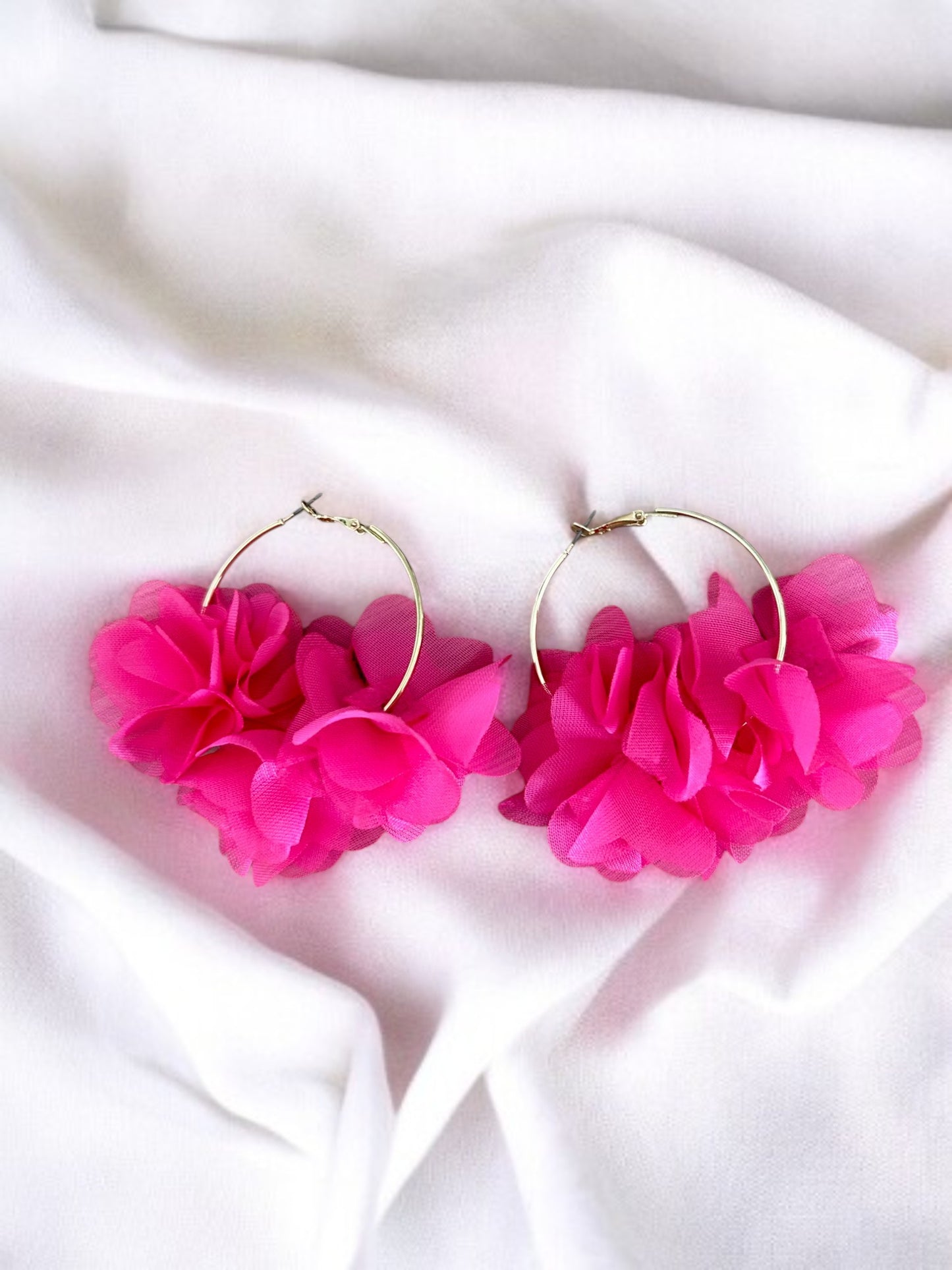 Boucles d’oreilles créoles dorées en tissu