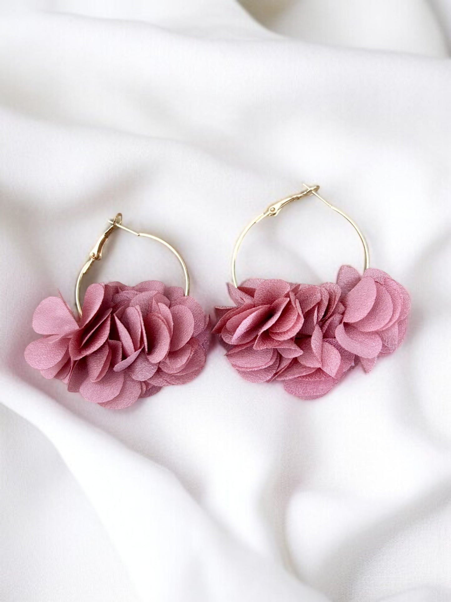 Boucles d’oreilles créoles dorées en tissu