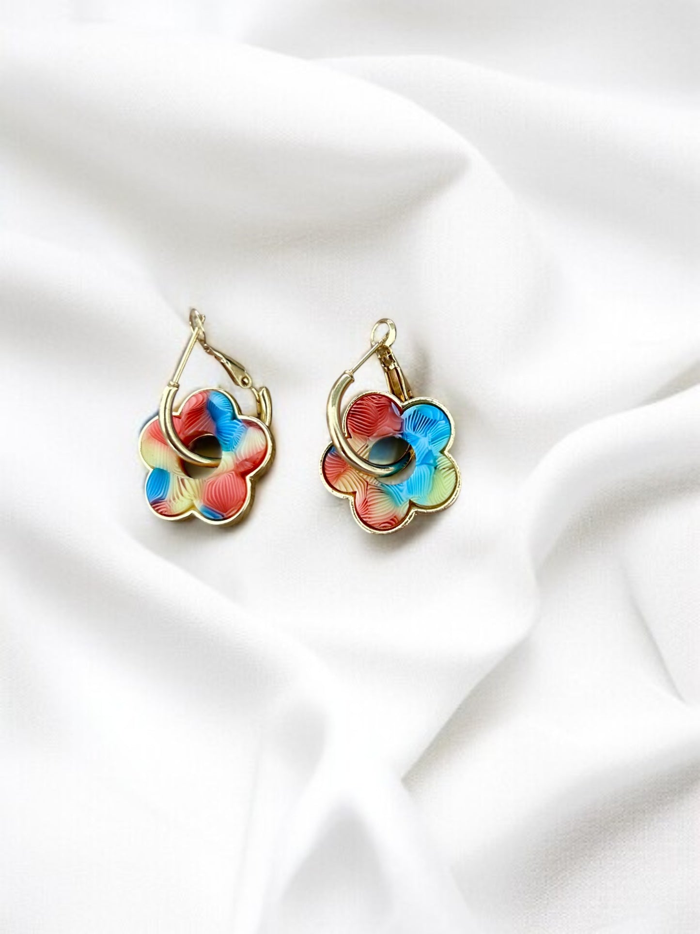 Personnalise ta paire de boucles d'oreilles créoles et pampilles fleurs