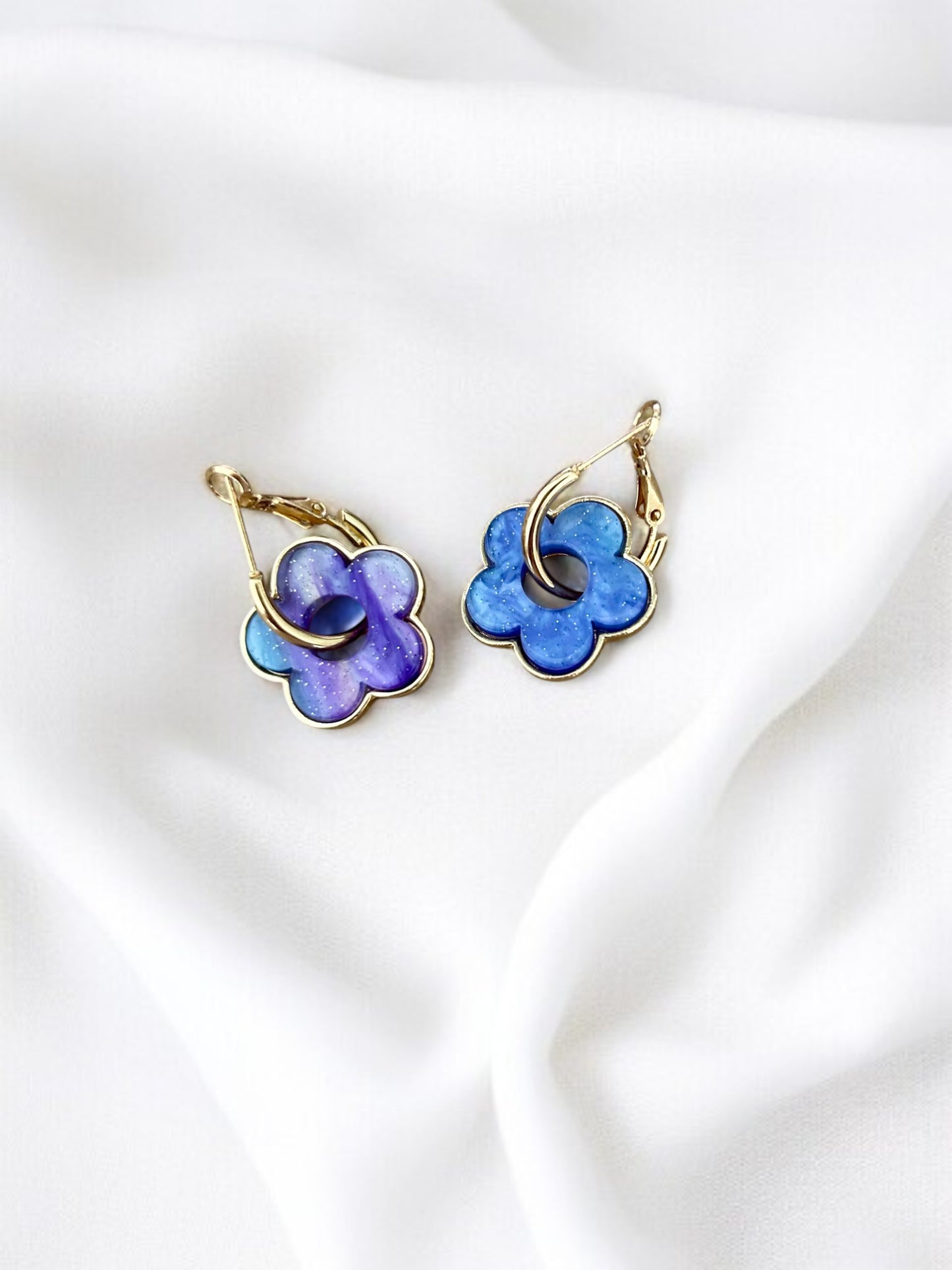 Personnalise ta paire de boucles d'oreilles créoles et pampilles fleurs