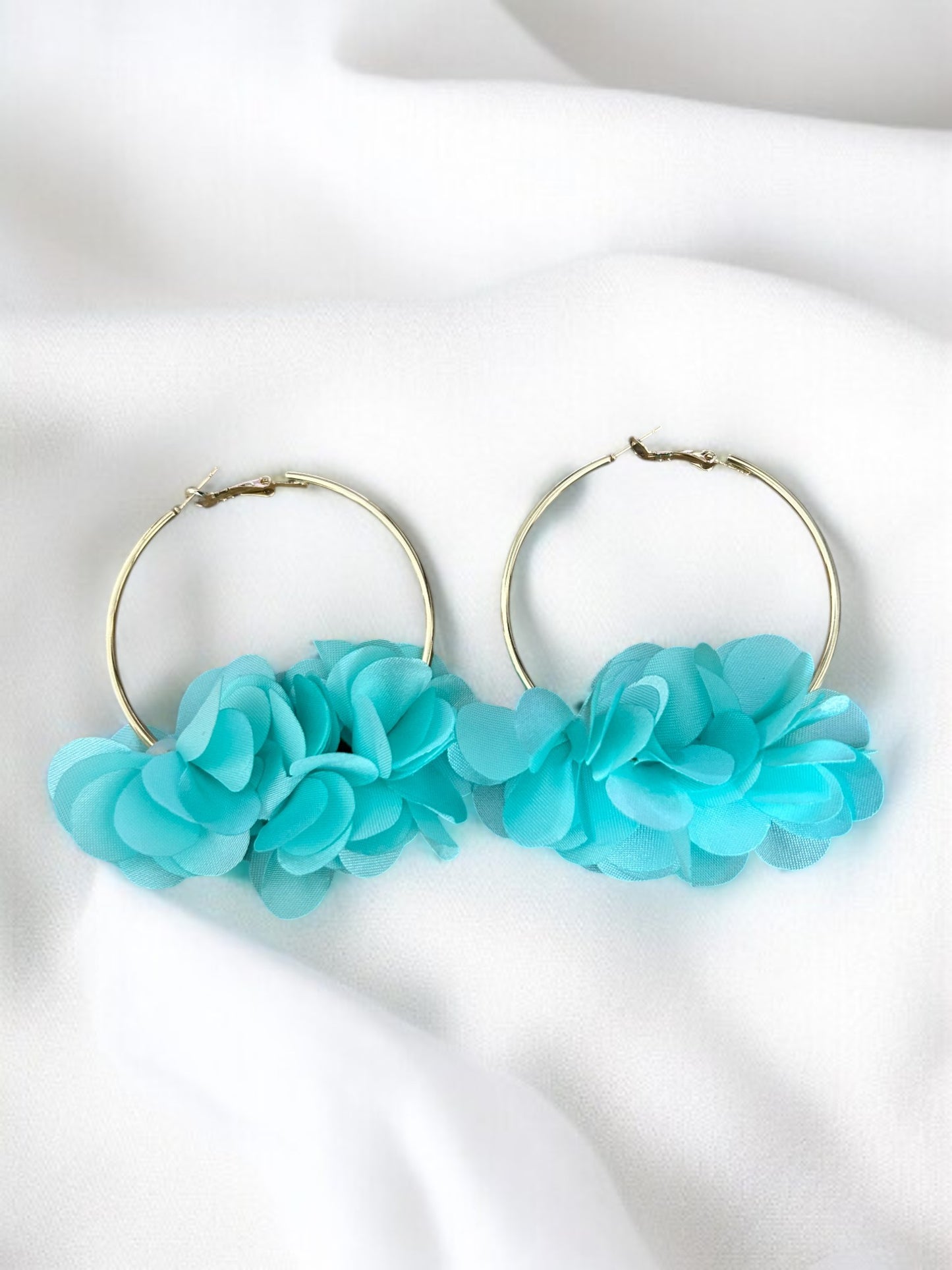 Boucles d’oreilles créoles dorées en tissu