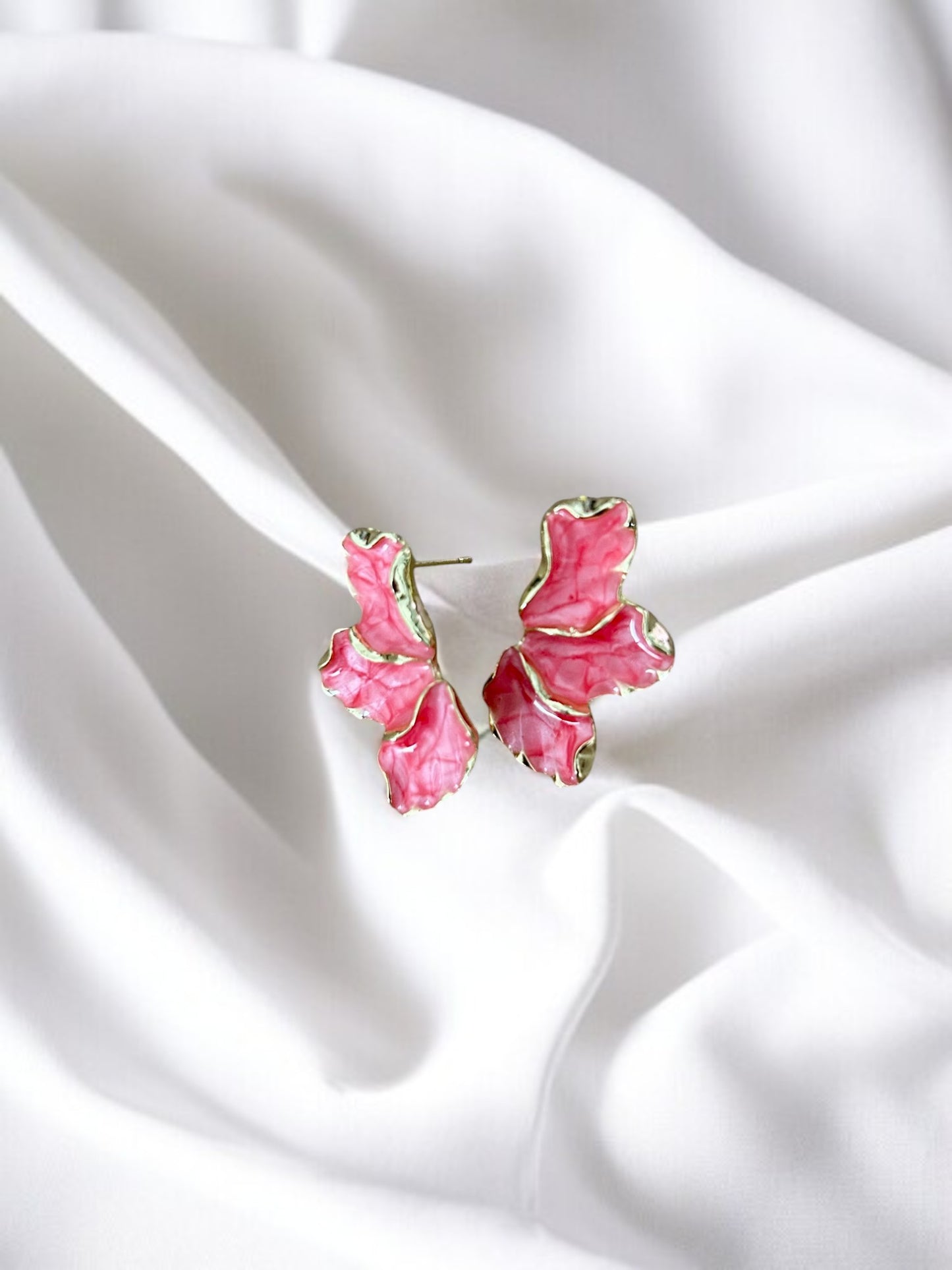 Boucles d'oreilles demi-feuilles dorées blanches ou rose