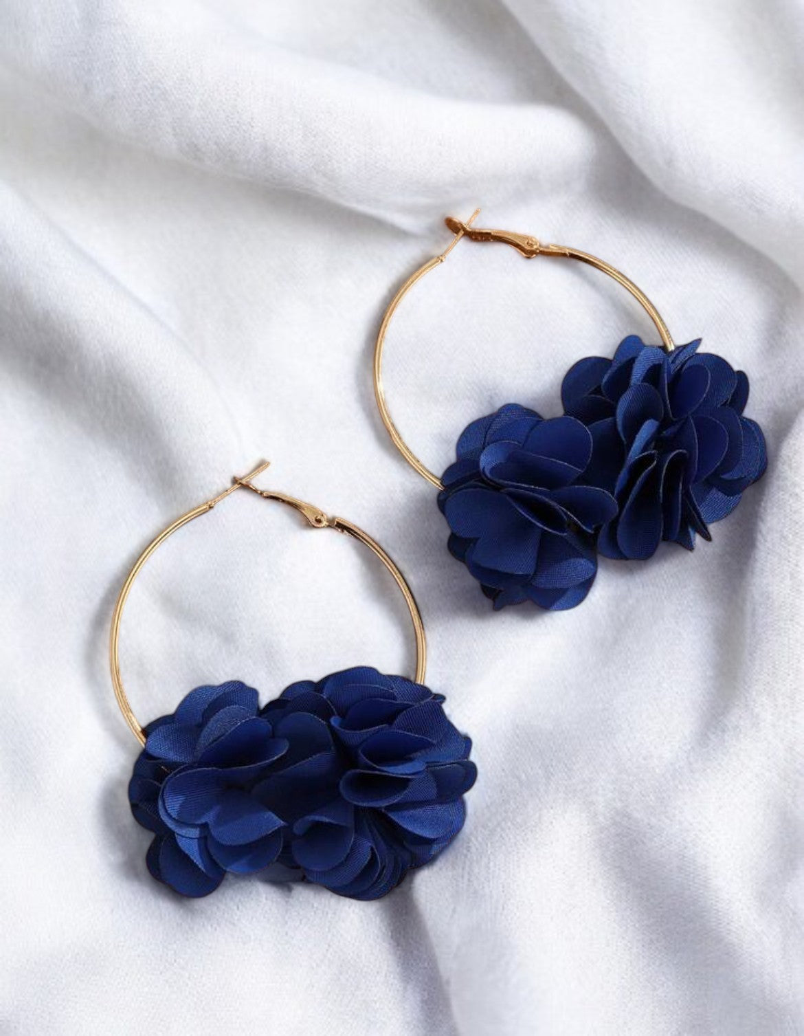 Boucles d’oreilles créoles dorées en tissu