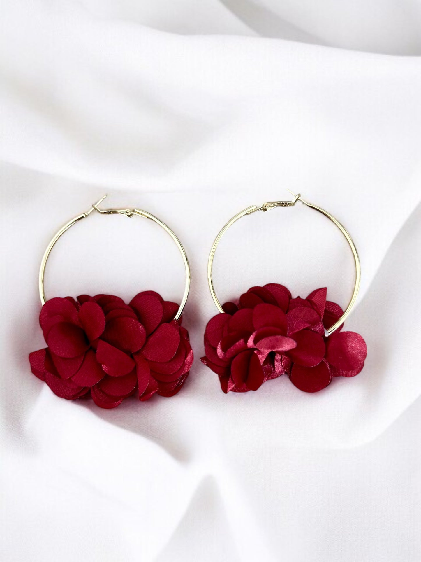 Boucles d’oreilles créoles dorées en tissu