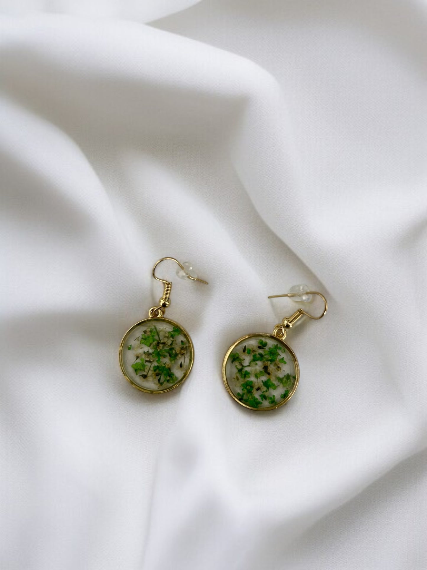 Boucles d’oreilles pendantes rondes dorées fleurs séchées