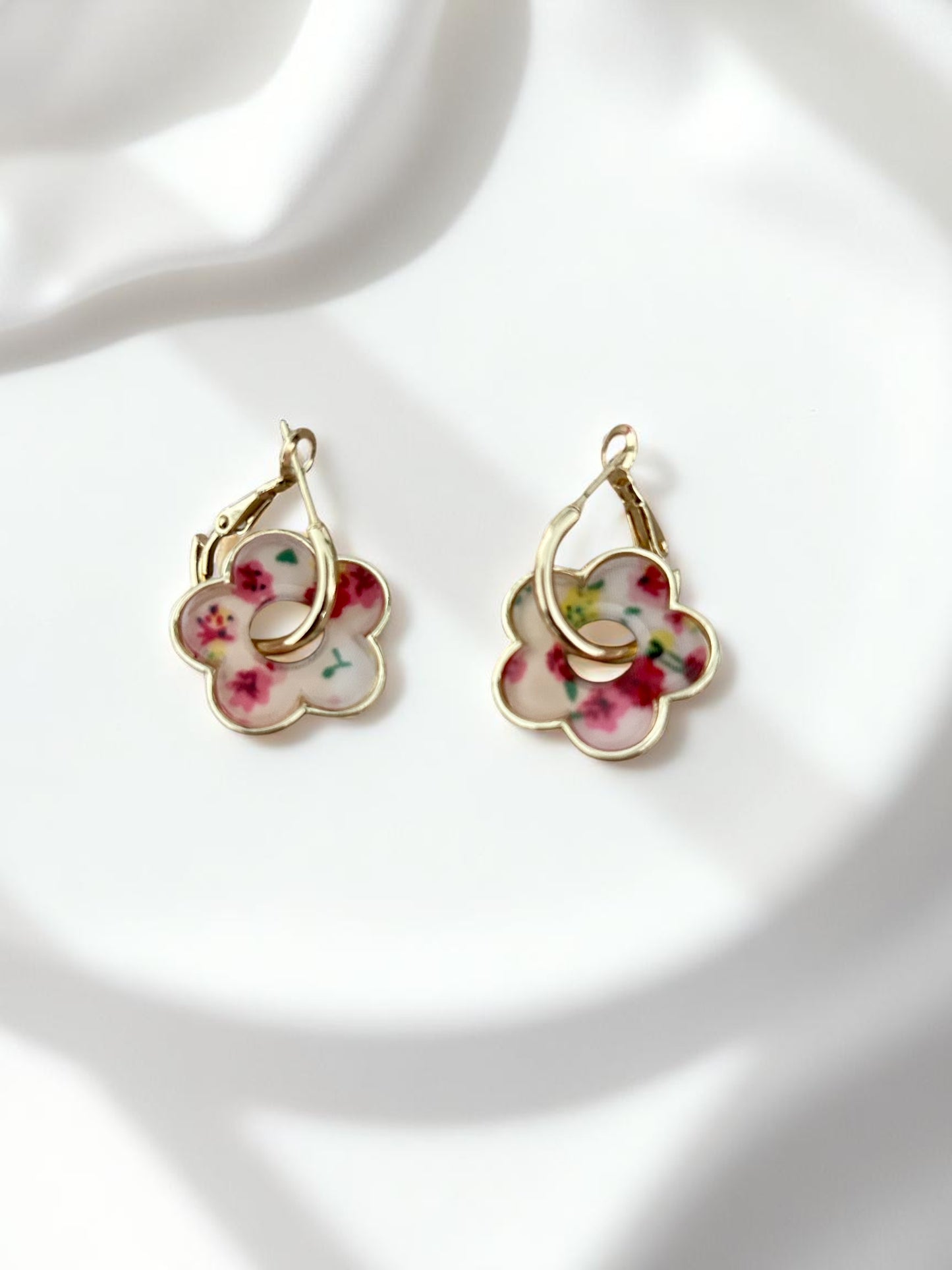 Personnalise ta paire de boucles d'oreilles créoles et pampilles fleurs