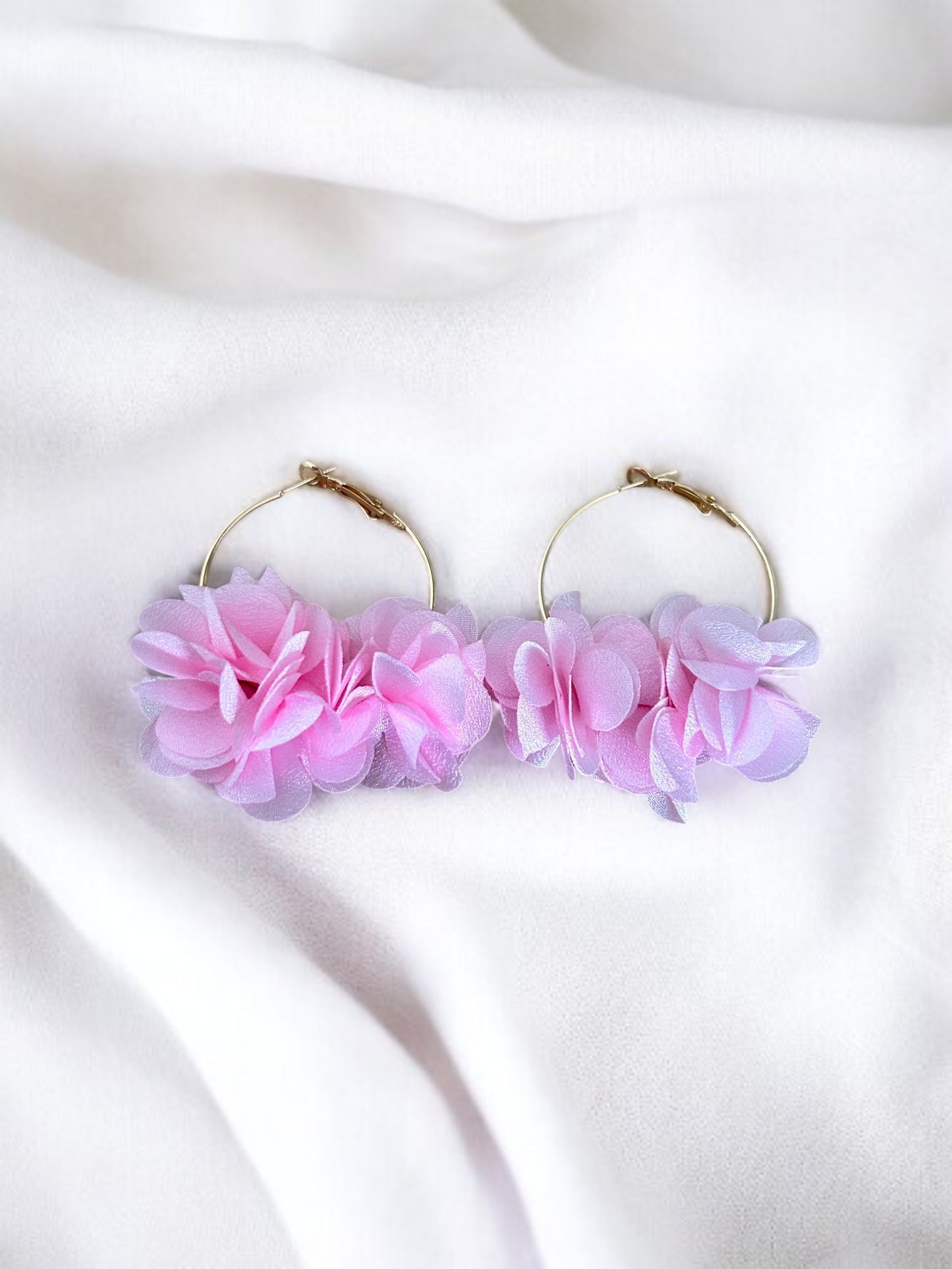 Boucles d’oreilles créoles dorées en tissu