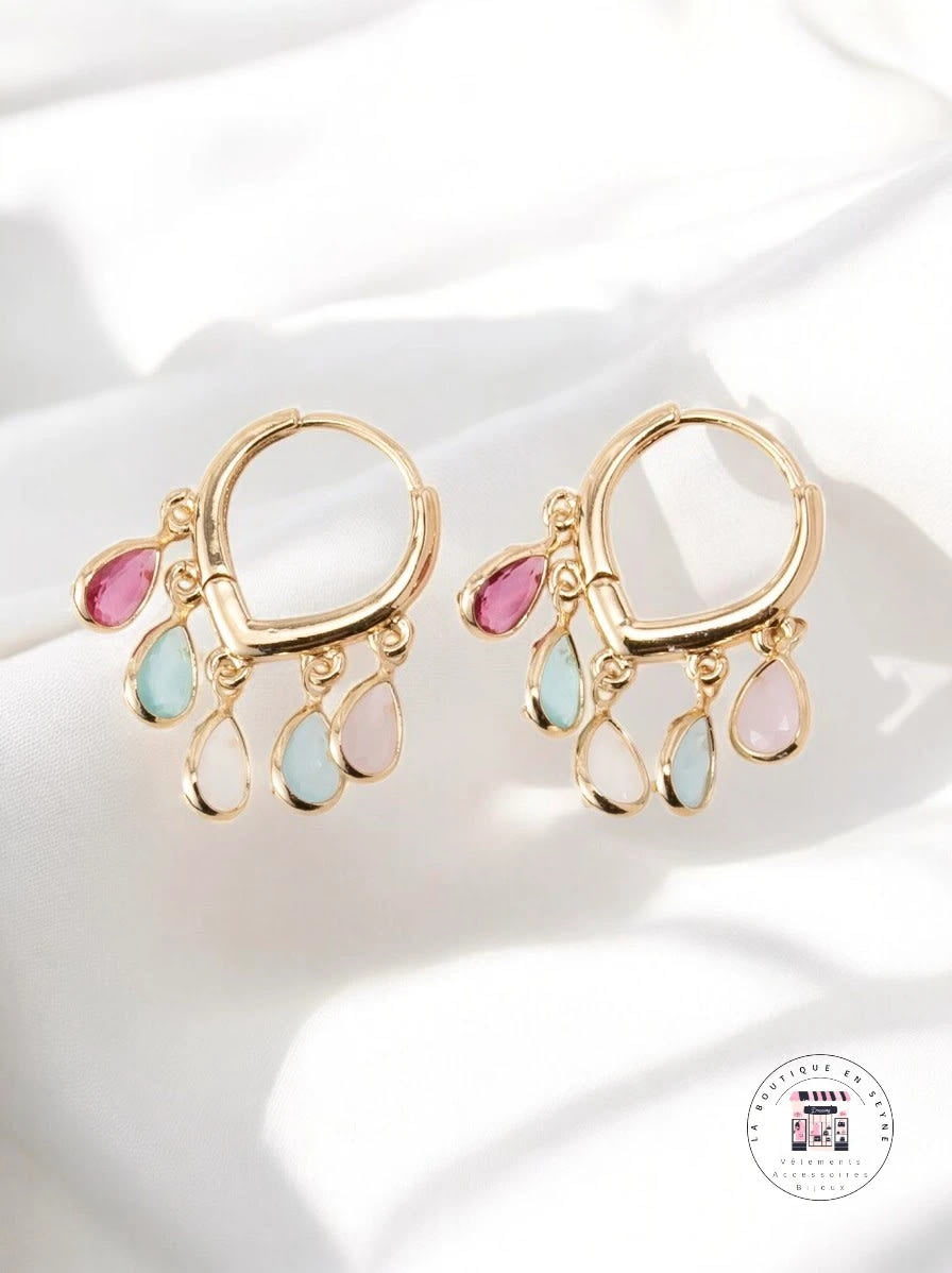 Boucles d’oreilles créoles dorées et gouttes multicolores ou vertes