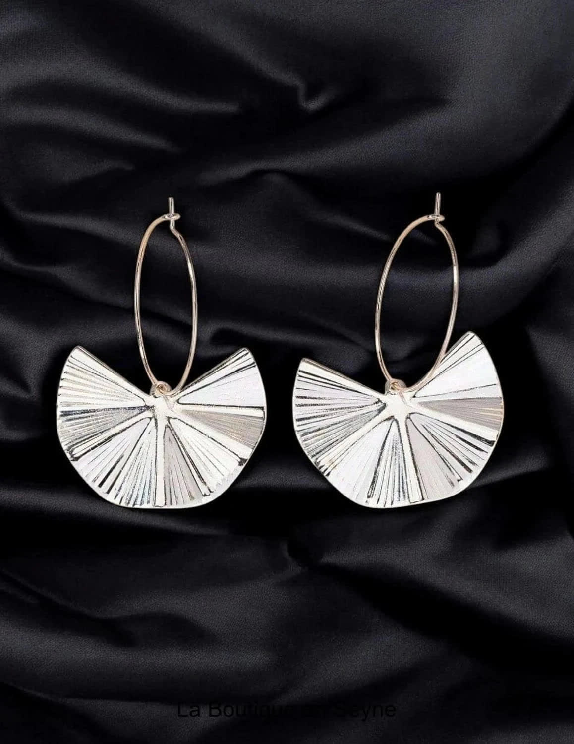Boucles d'oreilles créoles pendantes à feuilles dorées et striées