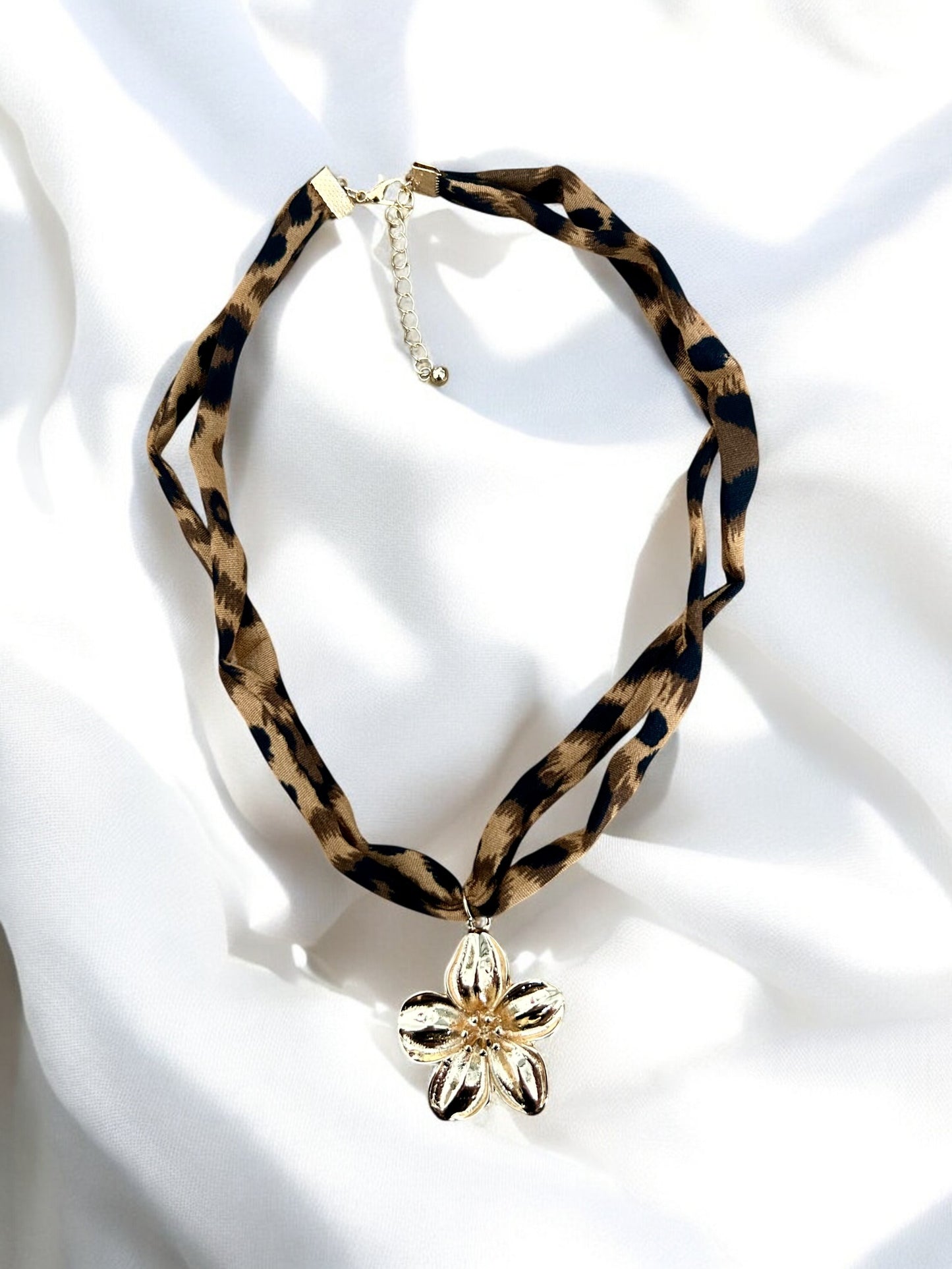 Collier ras de cou en tissu marron léopard pendentif doré