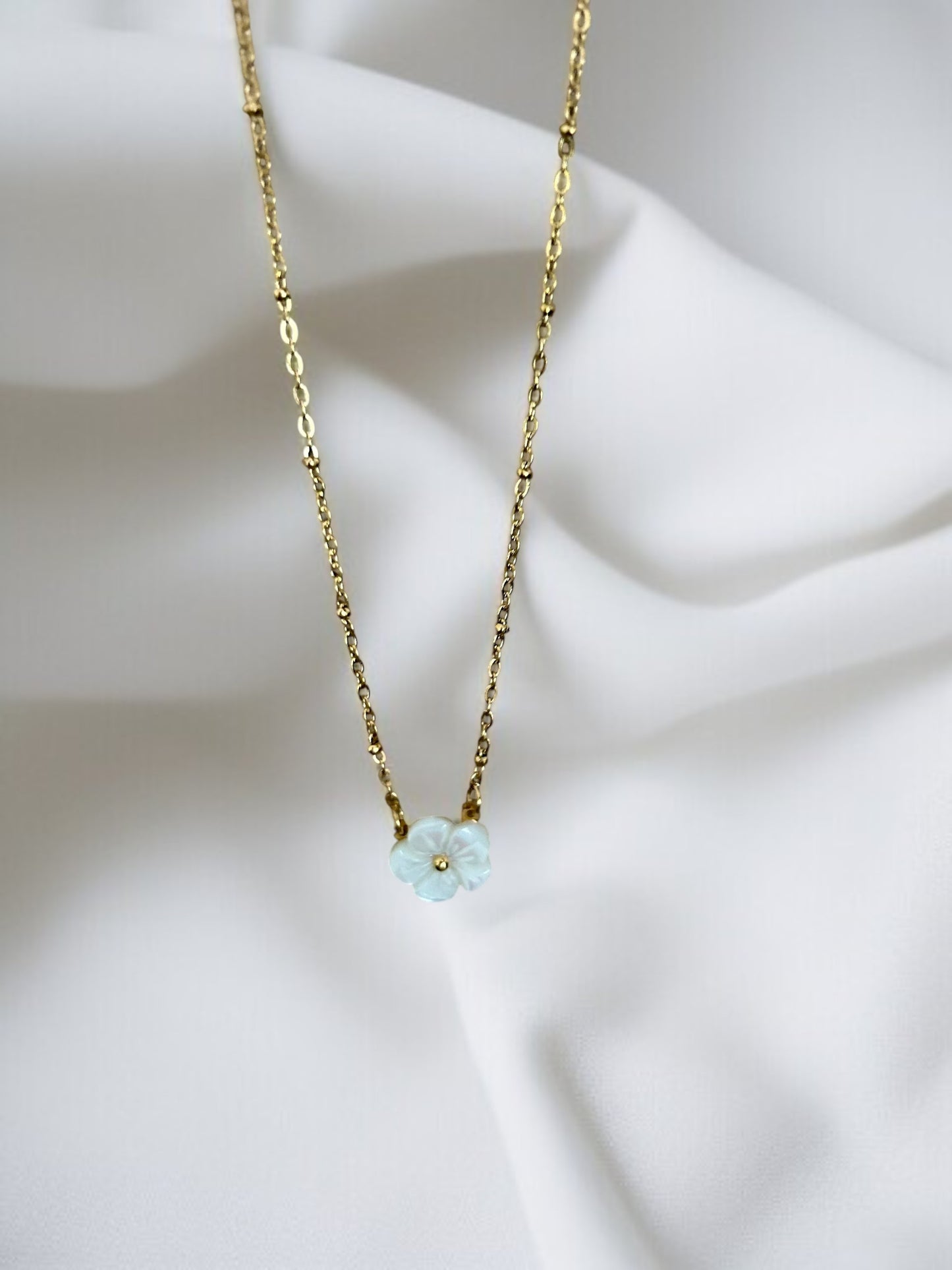 Collier doré et fleurs blanches et petites perles
