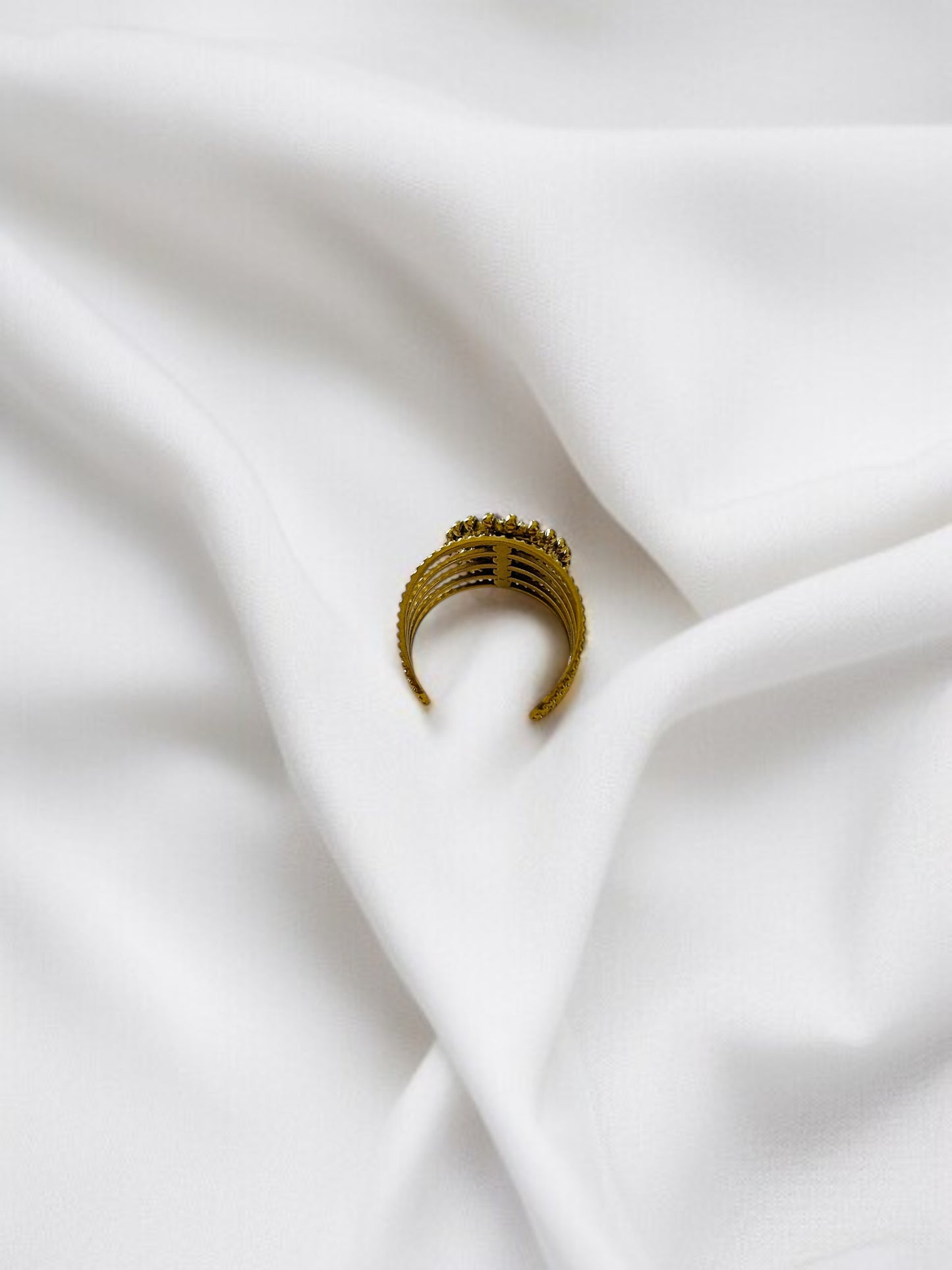 Bague dorée et blanche et soleil