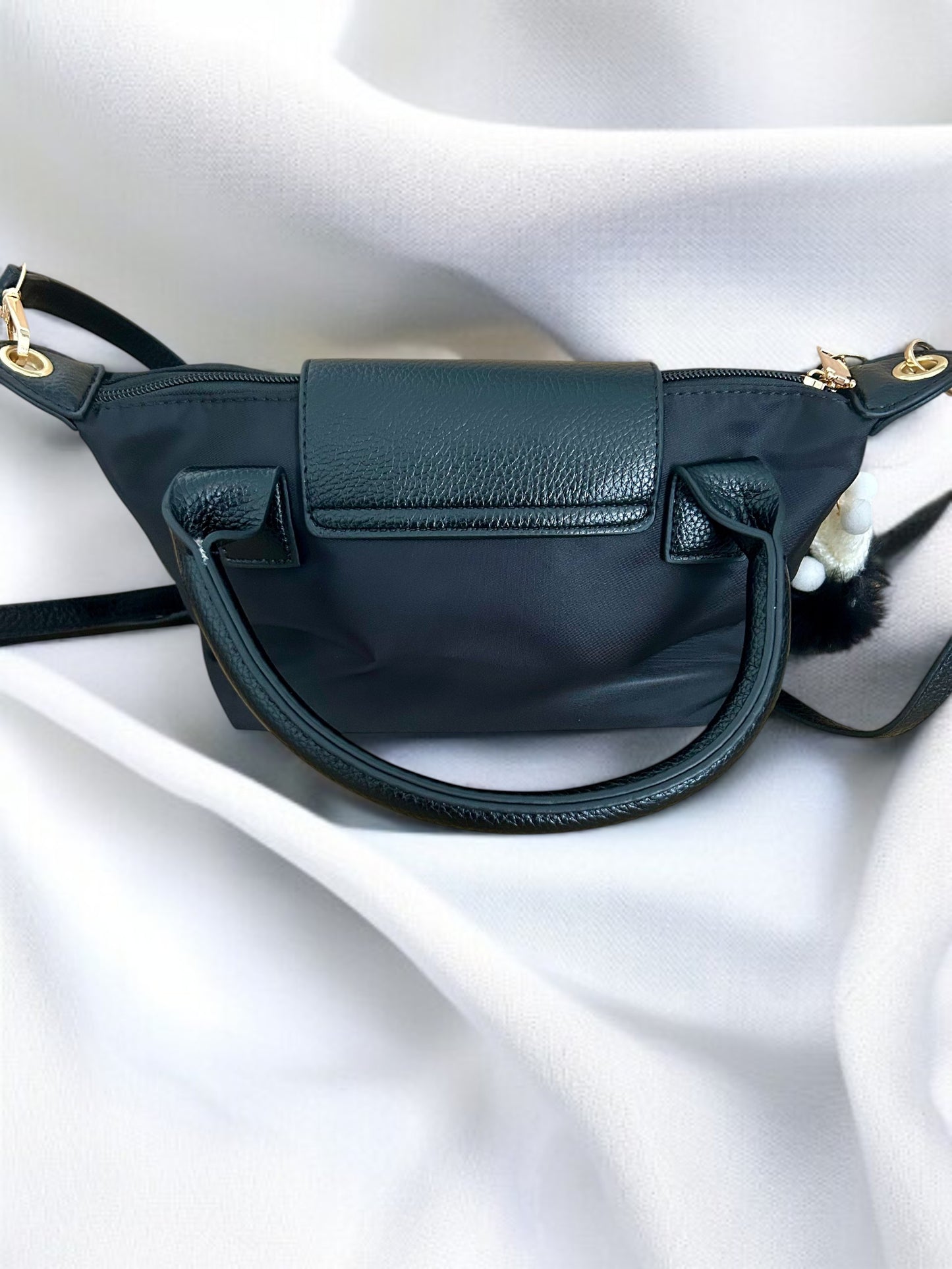 Mini sac bandoulière noir et avec rabat et porte clé minions