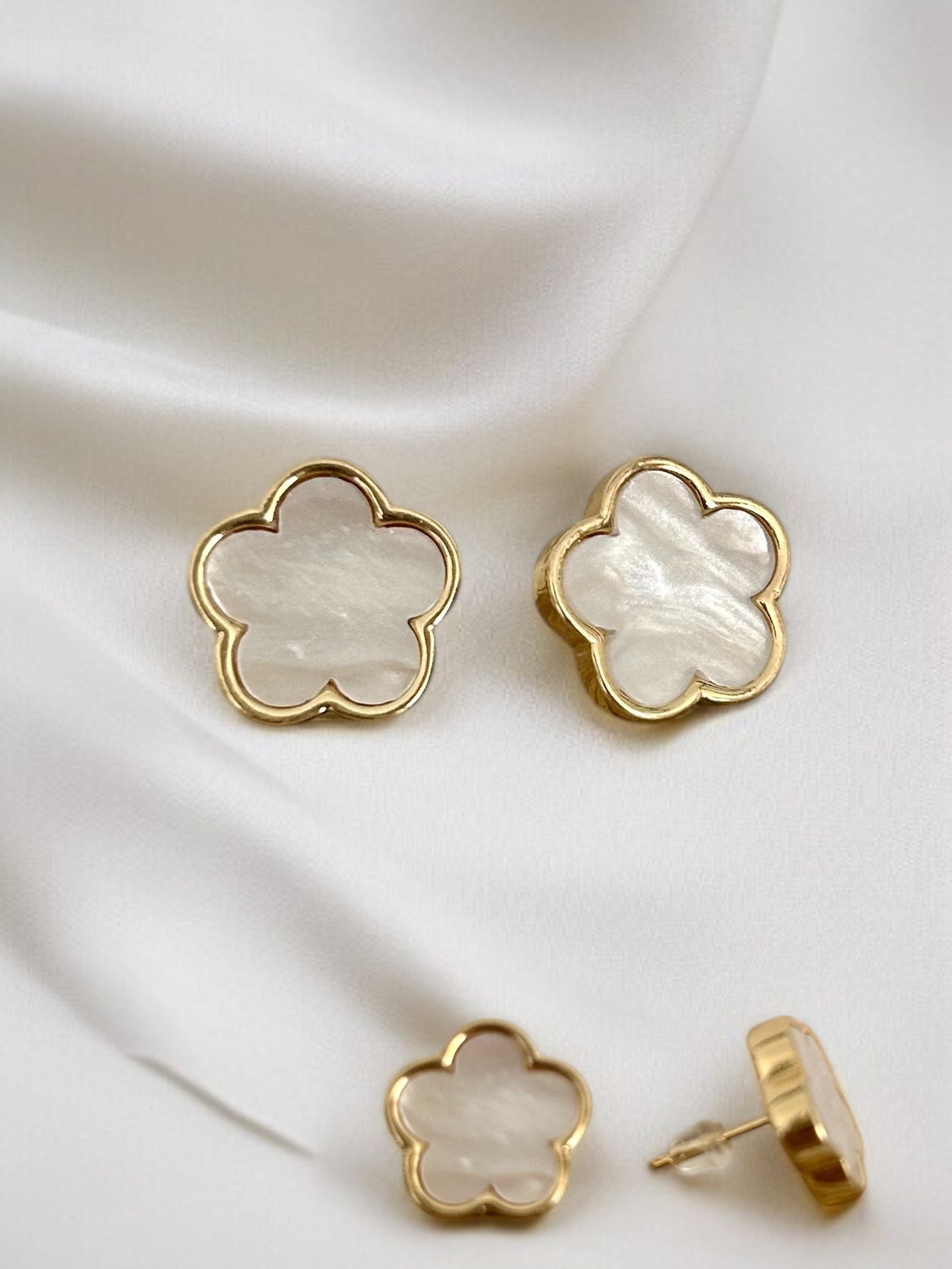 1 paire de boucles d’oreilles dorées fleurs - trèfle à 5 feuilles avec fermoir
