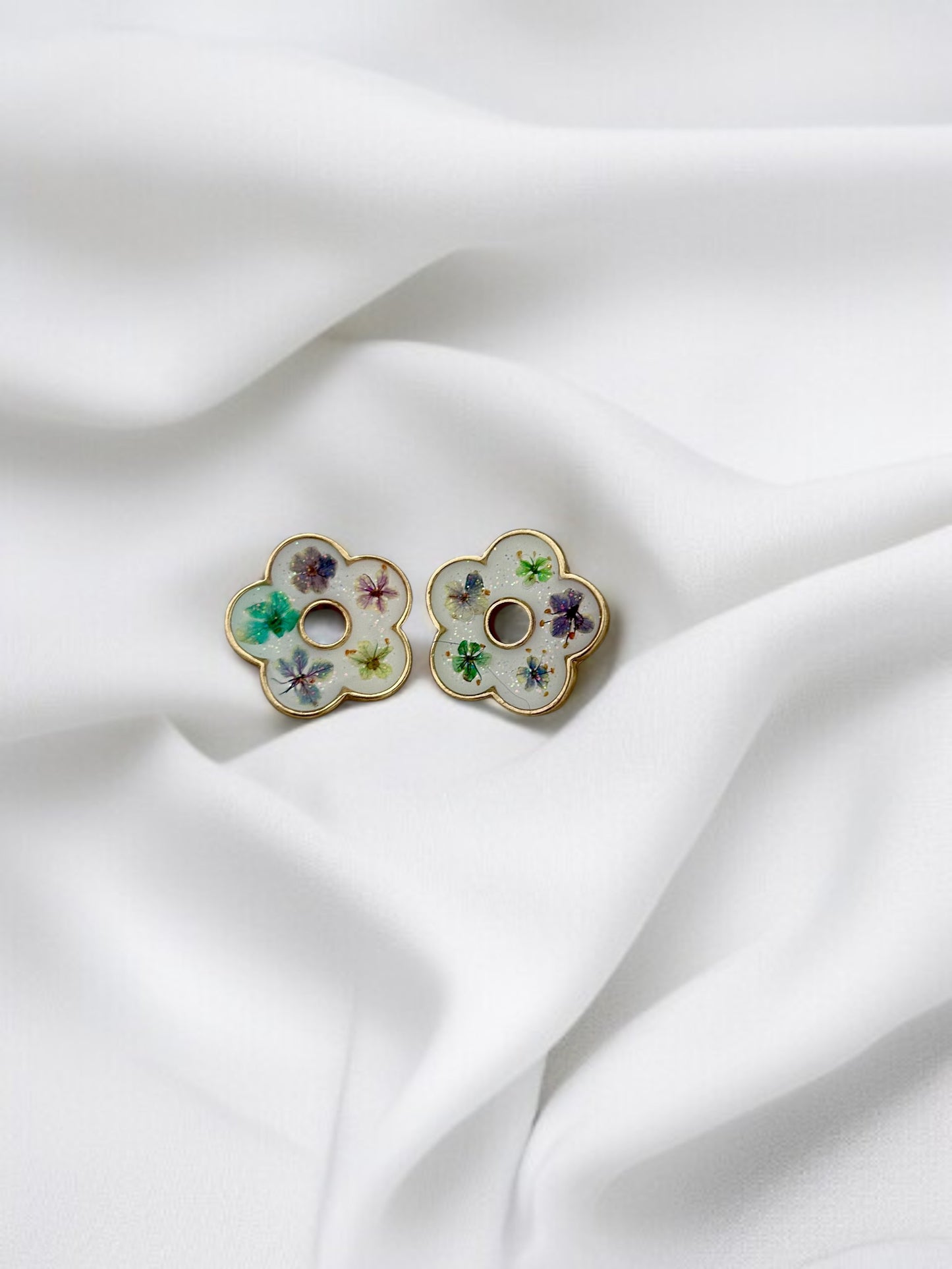 Personnalise ta paire de boucles d'oreilles créoles et pampilles fleurs