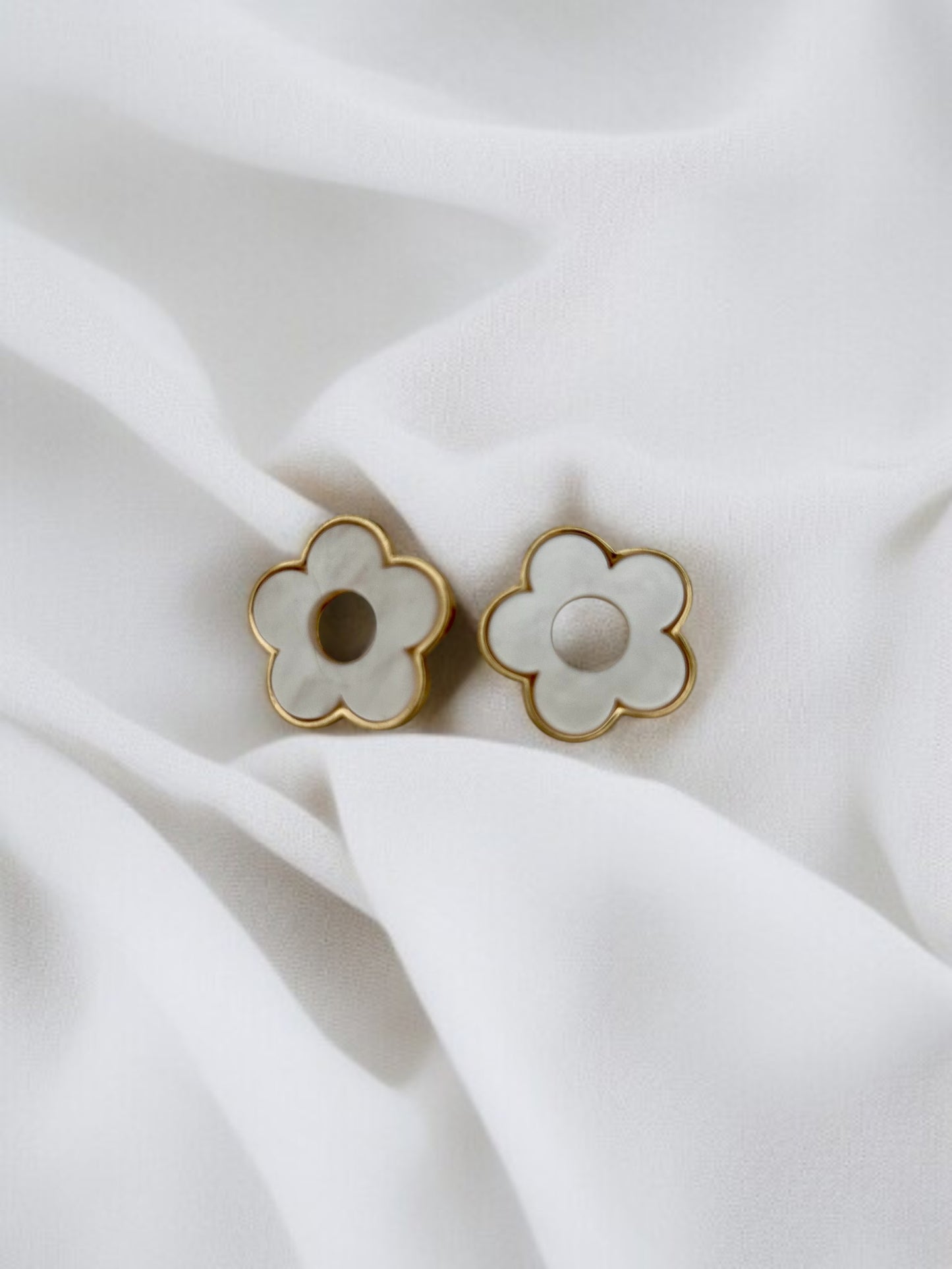 Personnalise ta paire de boucles d'oreilles créoles et pampilles fleurs