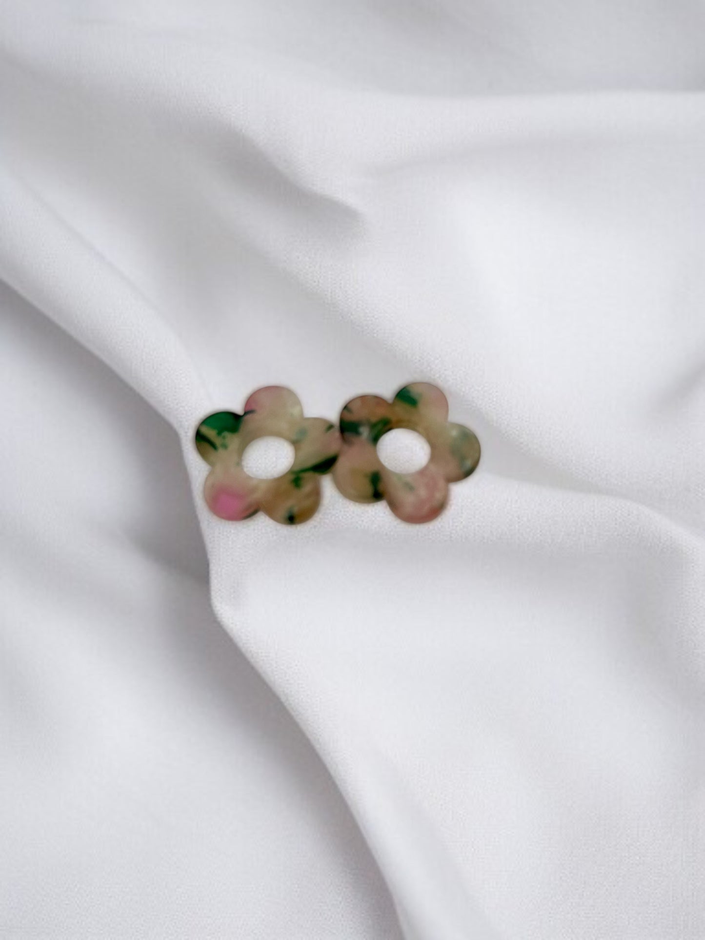 Personnalise ta paire de boucles d'oreilles créoles et pampilles fleurs
