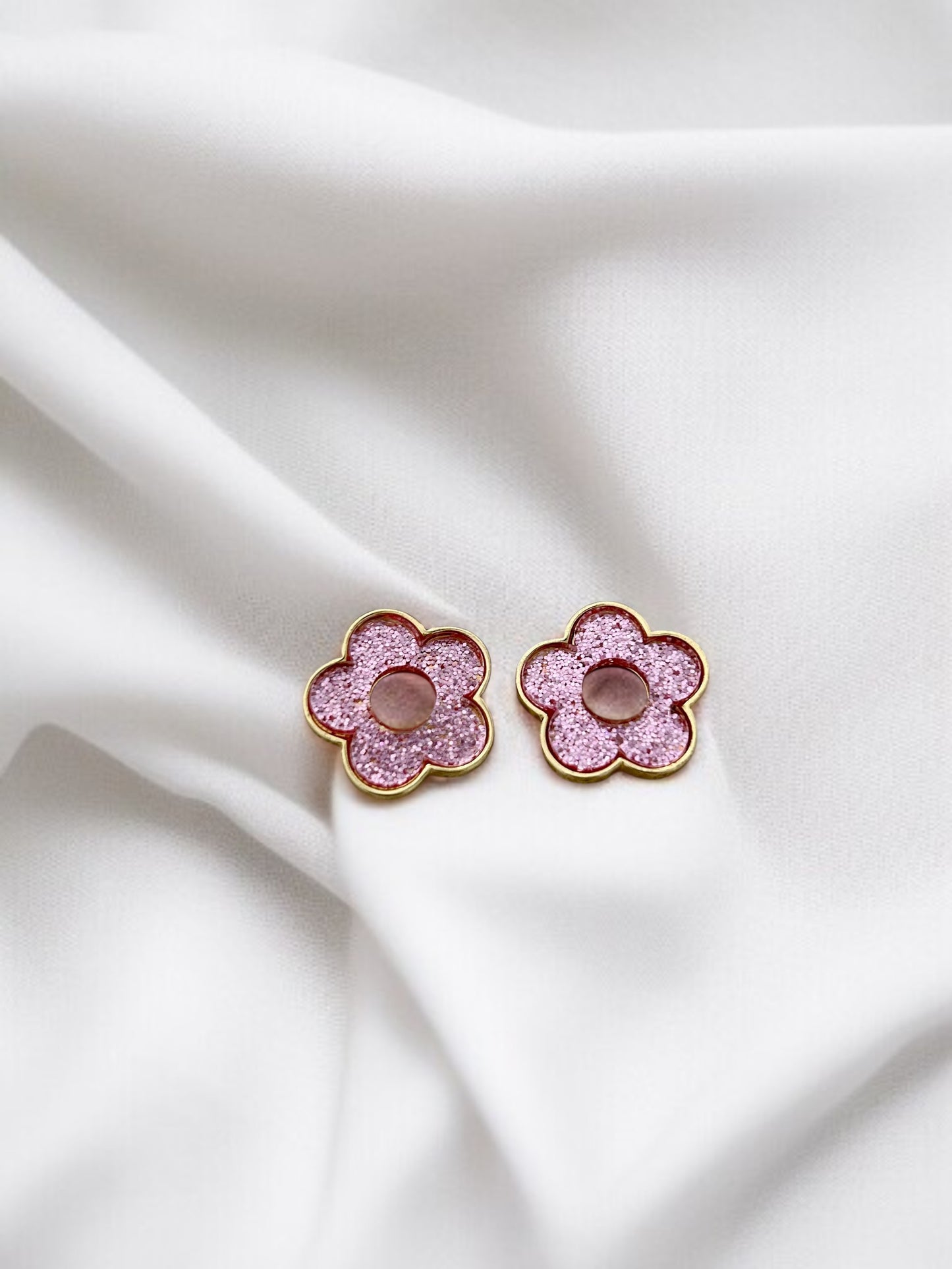 Personnalise ta paire de boucles d'oreilles créoles et pampilles fleurs